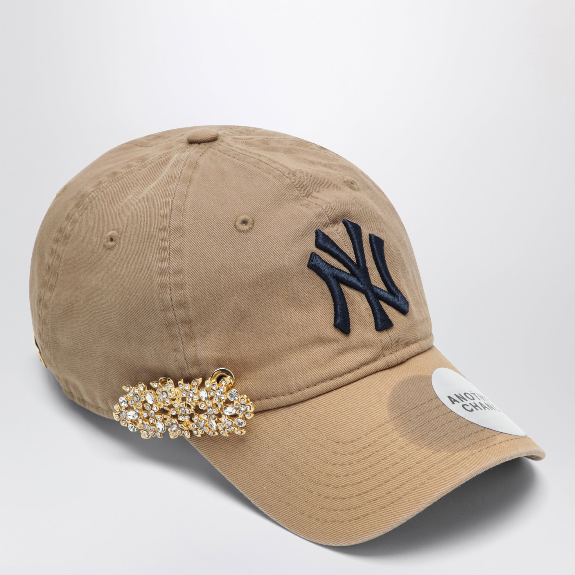 Cappello New Era 9TWENTY beige 04 con spilla