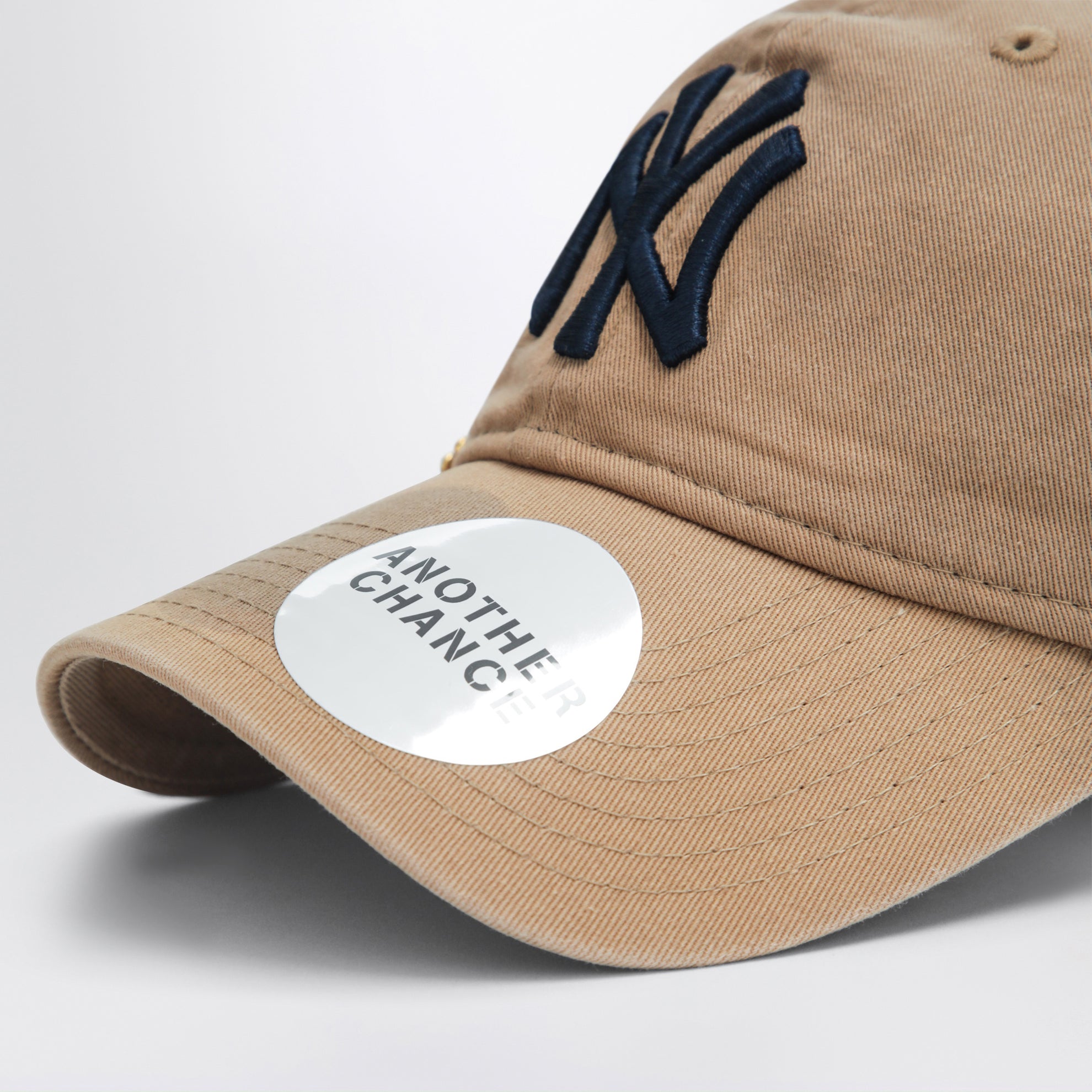 Cappello New Era 9TWENTY beige 04 con spilla