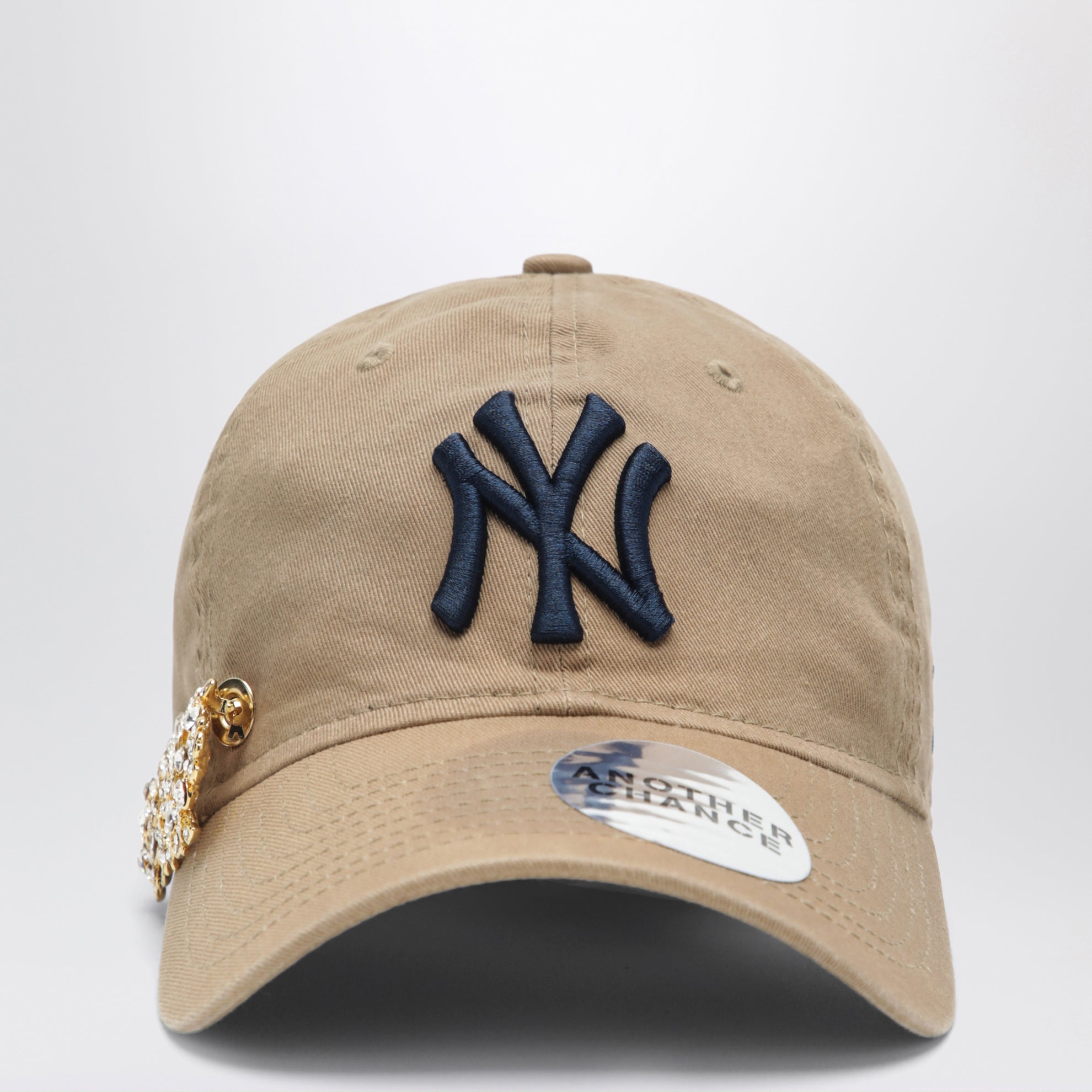 Cappello New Era 9TWENTY beige 05 con spilla