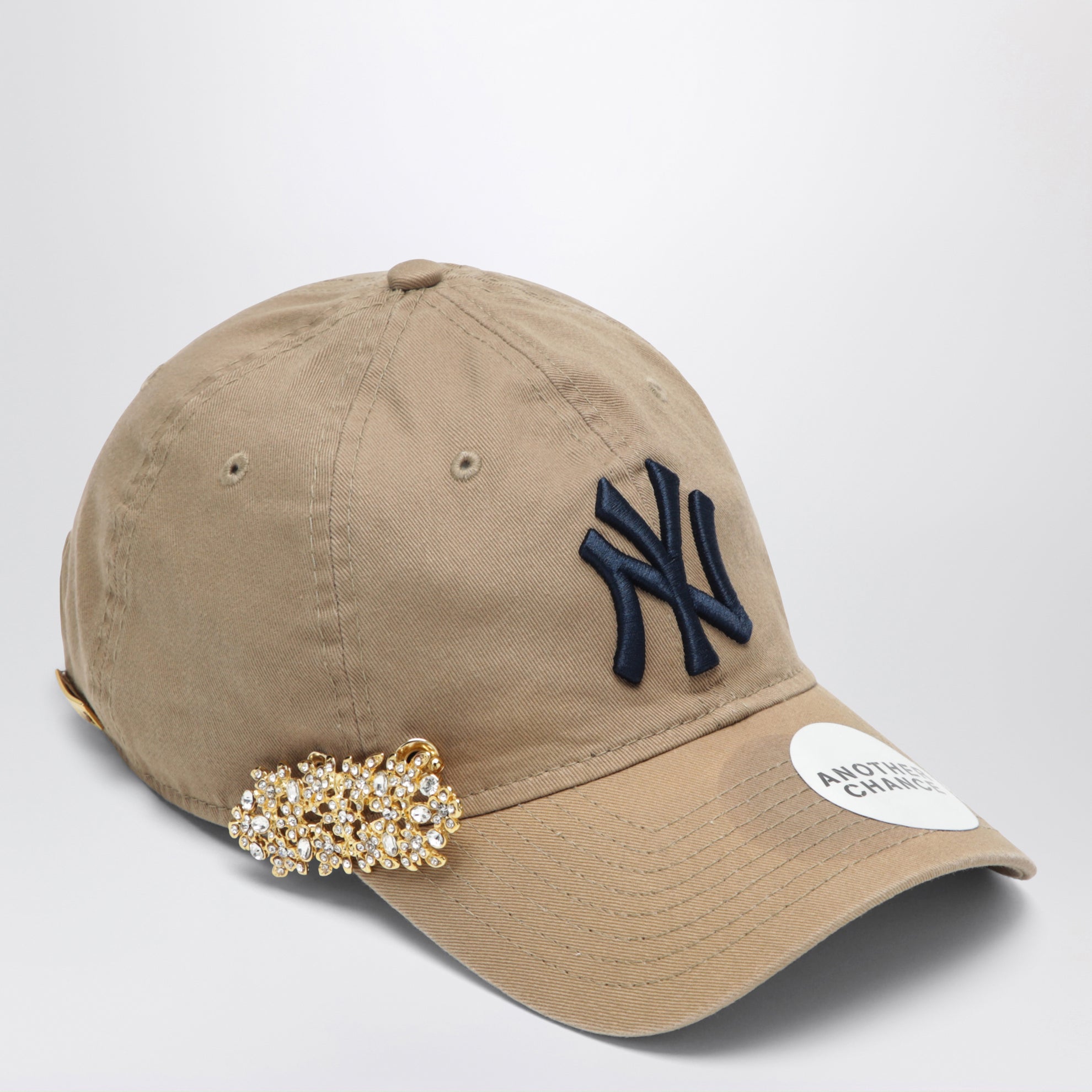 Cappello New Era 9TWENTY beige 05 con spilla