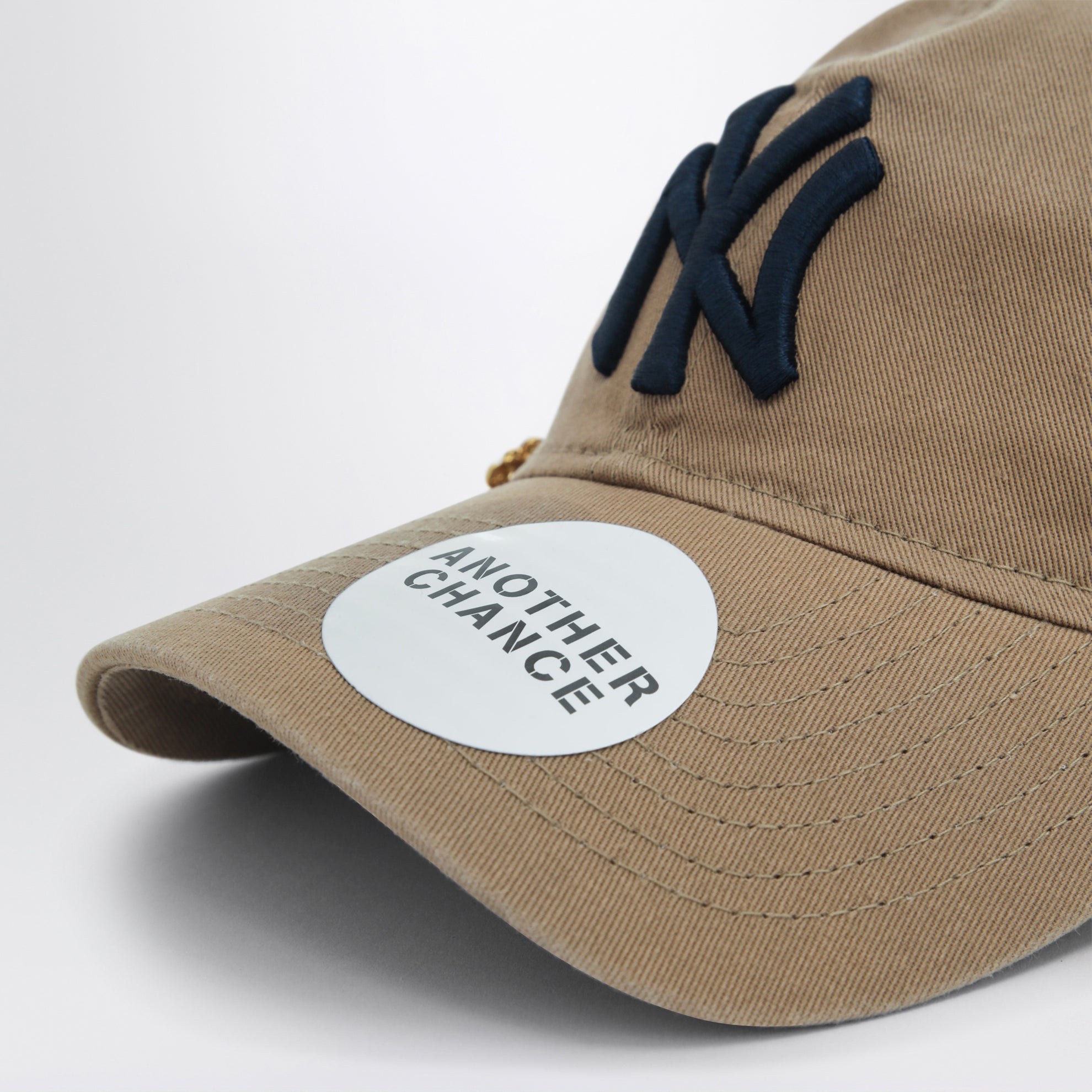Cappello New Era 9TWENTY beige 05 con spilla