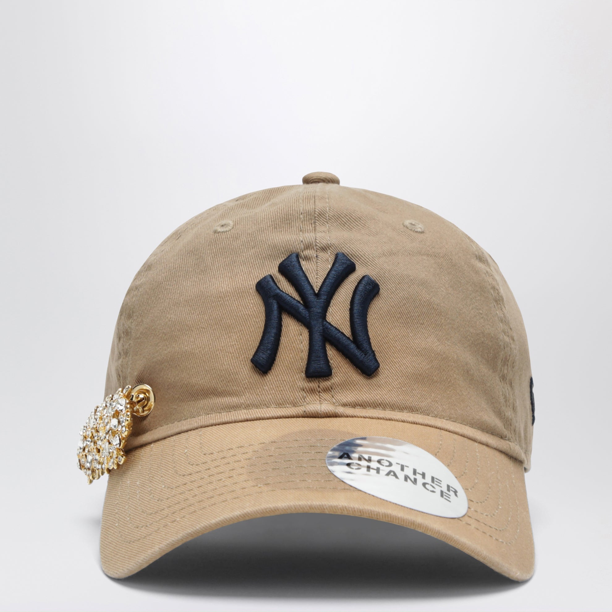 Cappello New Era 9TWENTY beige 06 con spilla