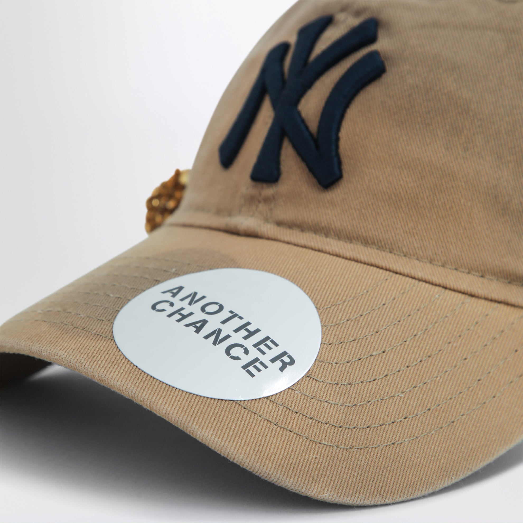 Cappello New Era 9TWENTY beige 06 con spilla