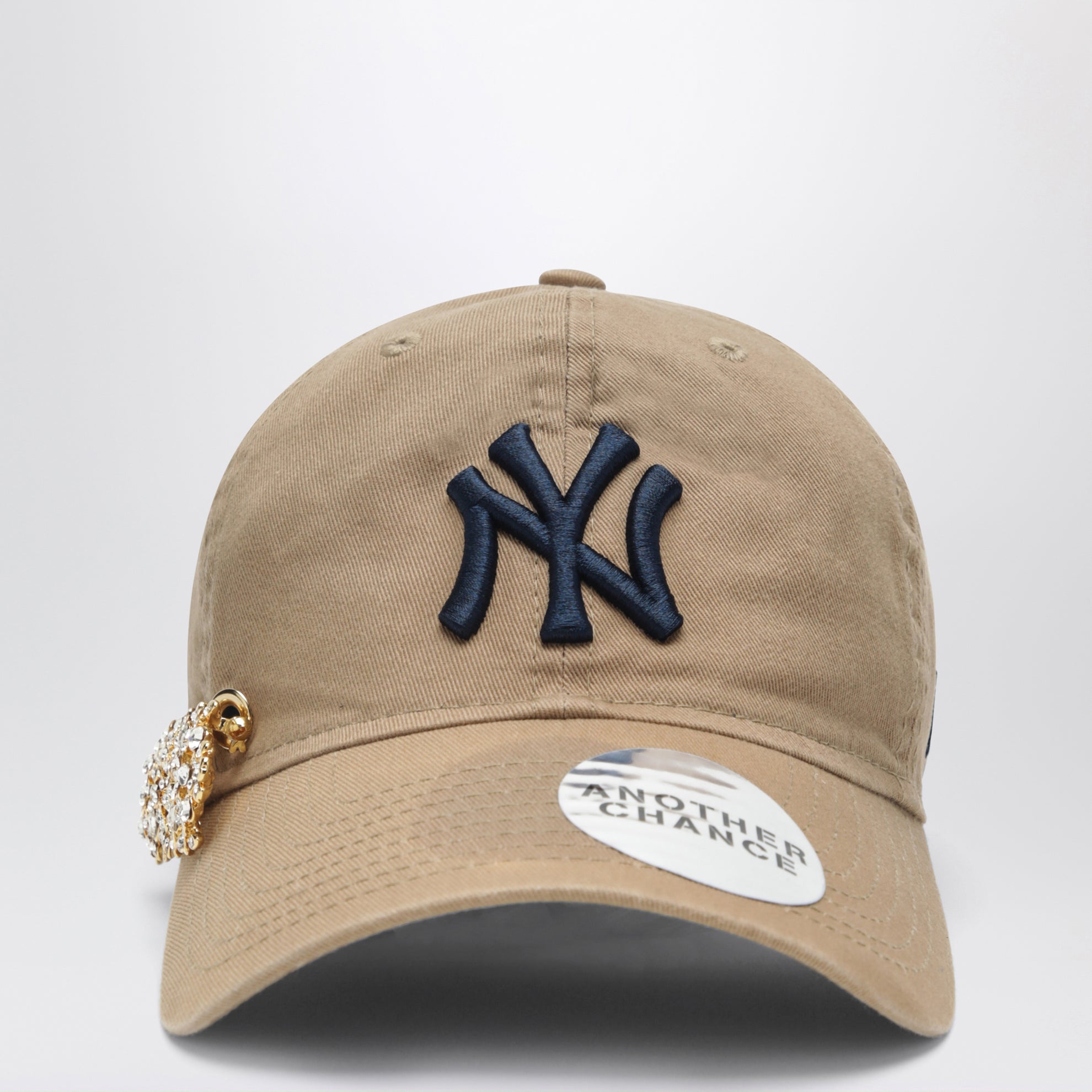 Cappello New Era 9TWENTY beige 07 con spilla