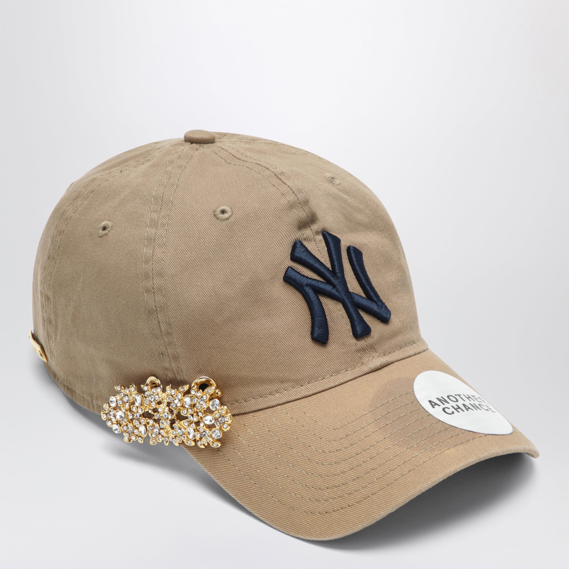 Cappello New Era 9TWENTY beige 07 con spilla