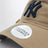 Cappello New Era 9TWENTY beige 07 con spilla