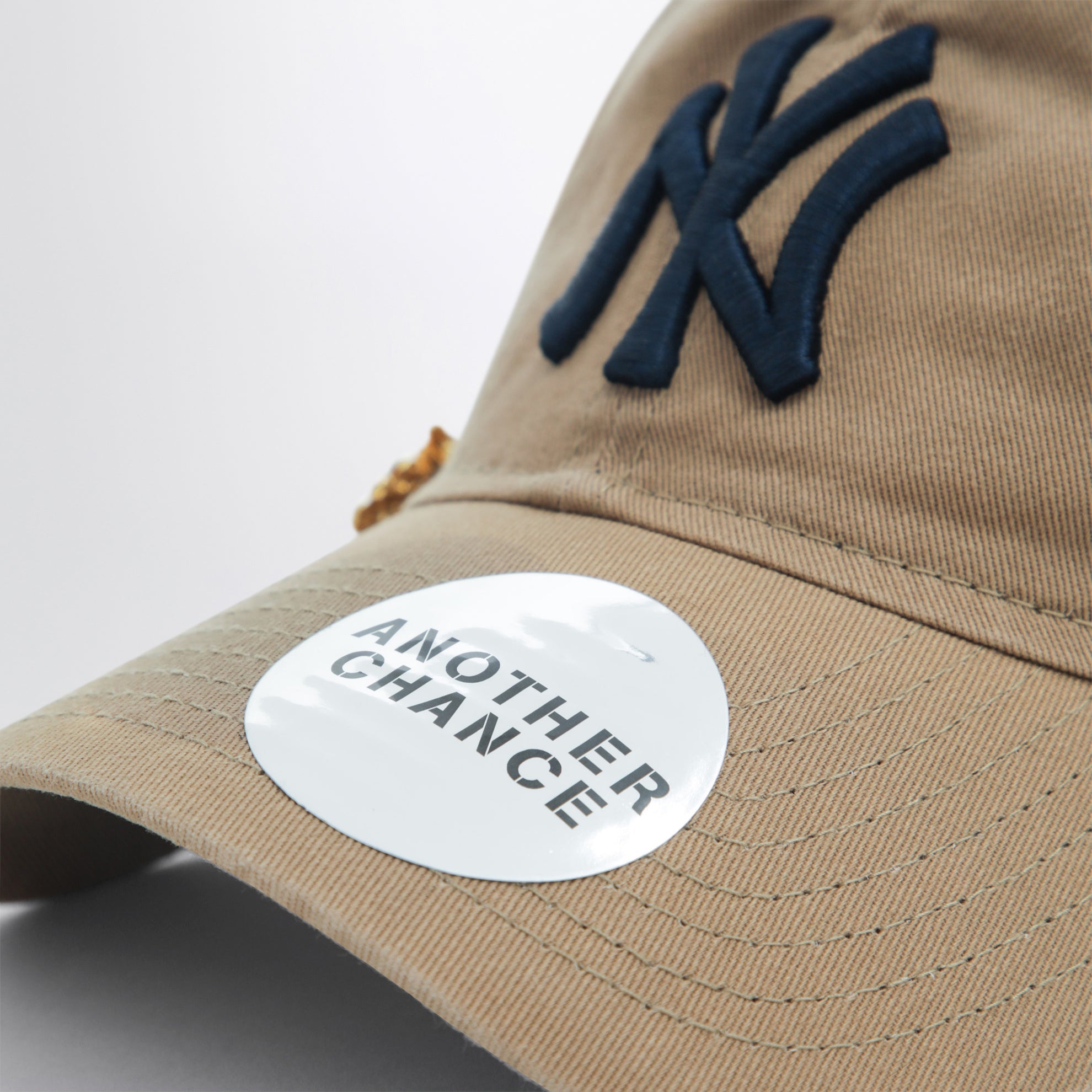 Cappello New Era 9TWENTY beige 07 con spilla