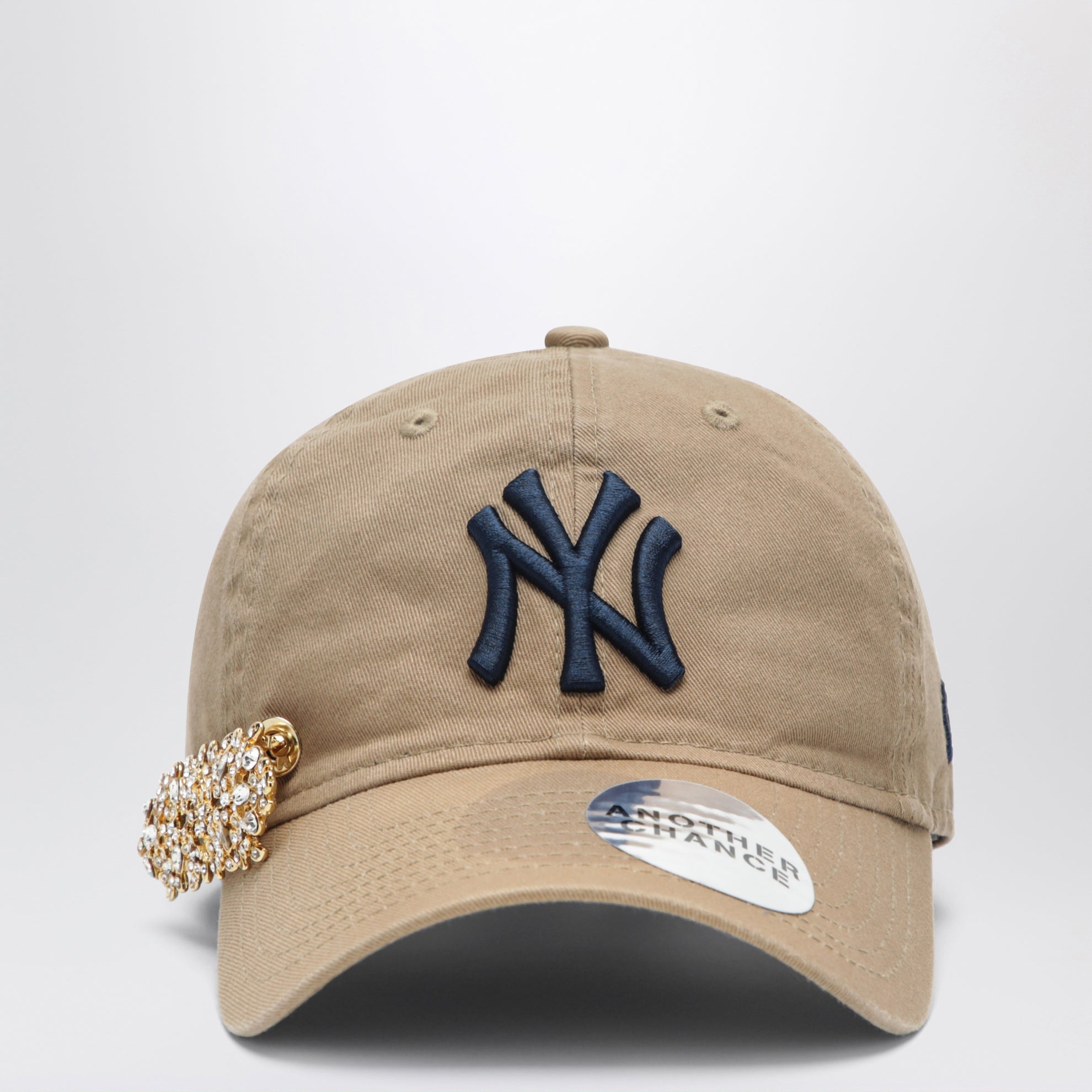 Cappello New Era 9TWENTY beige 08 con spilla
