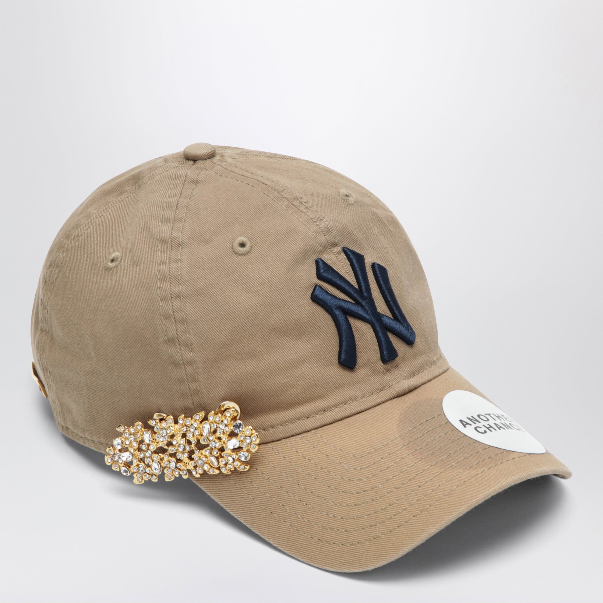 Cappello New Era 9TWENTY beige 08 con spilla