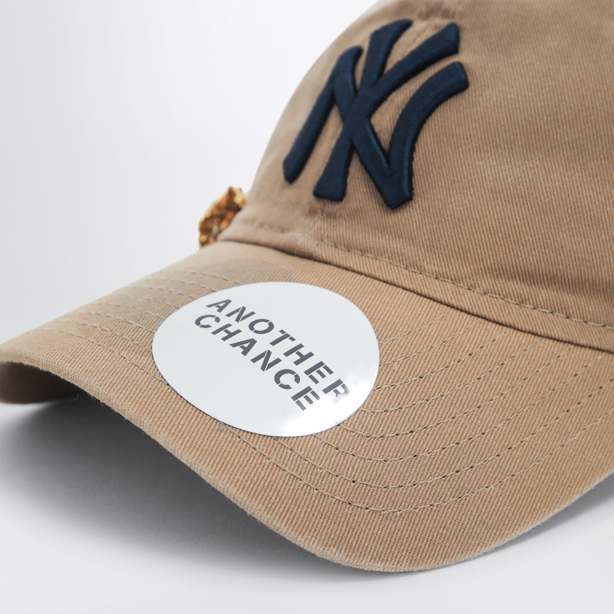 Cappello New Era 9TWENTY beige 08 con spilla