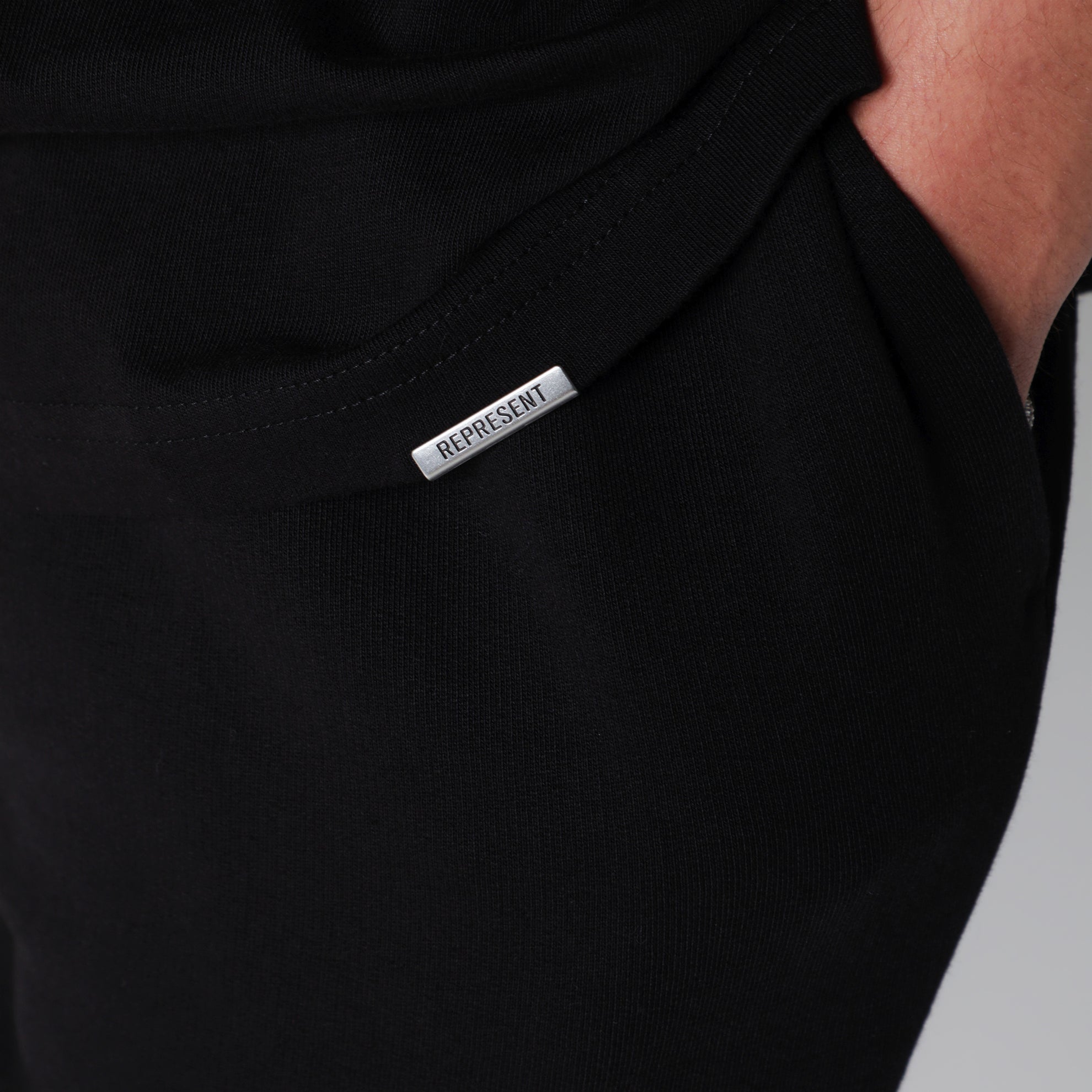 T-shirt nera in cotone con logo