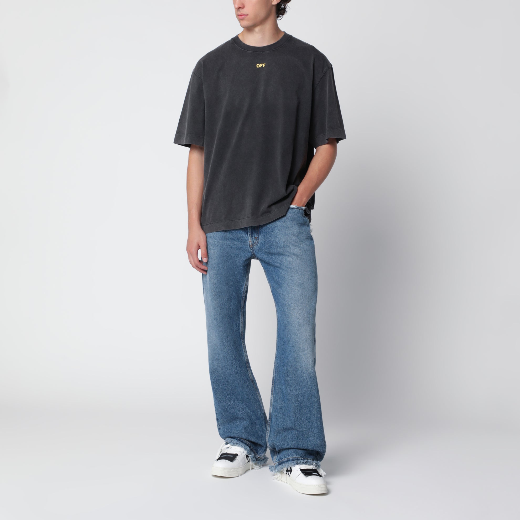 T-shirt nera slavata con logo OFF