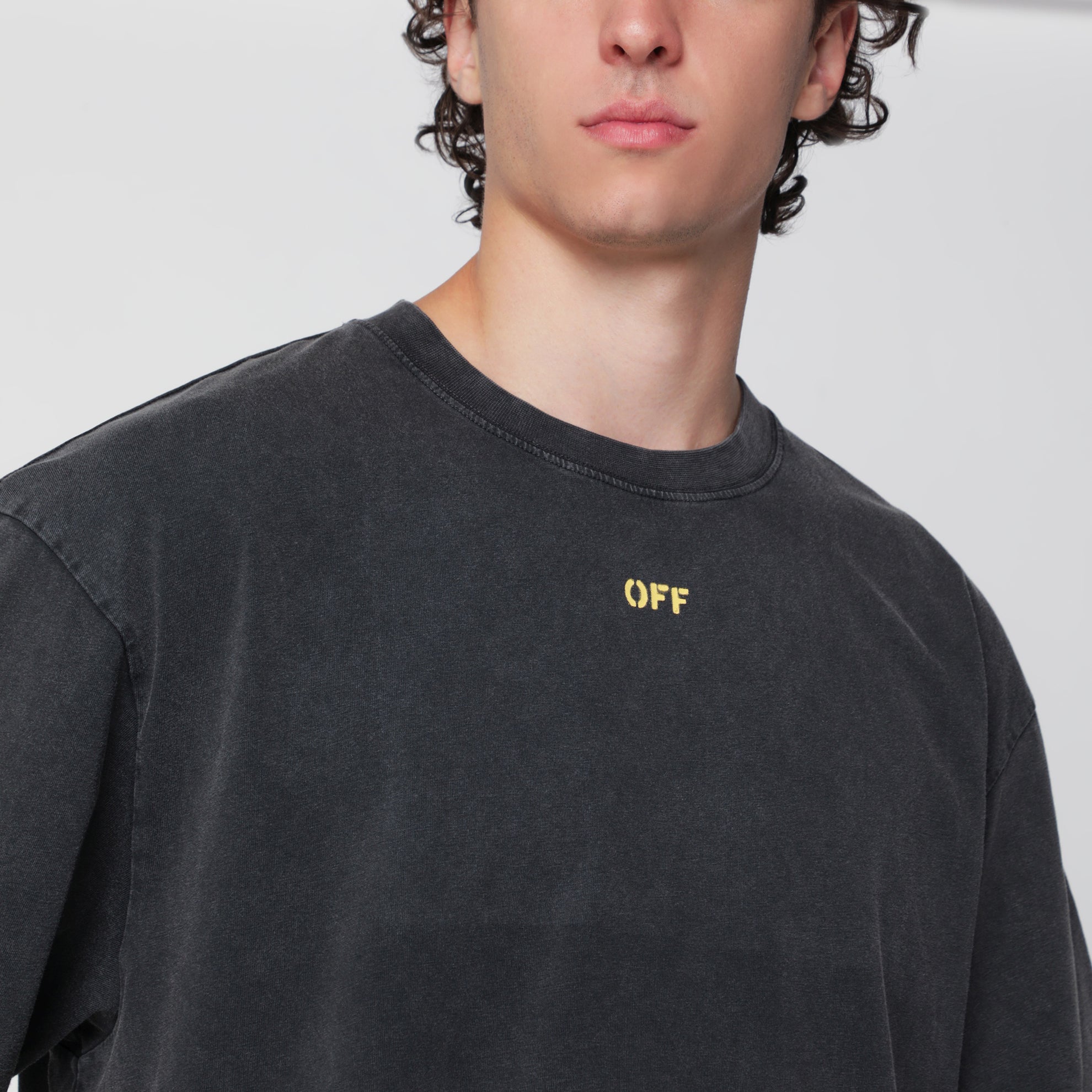 T-shirt nera slavata con logo OFF
