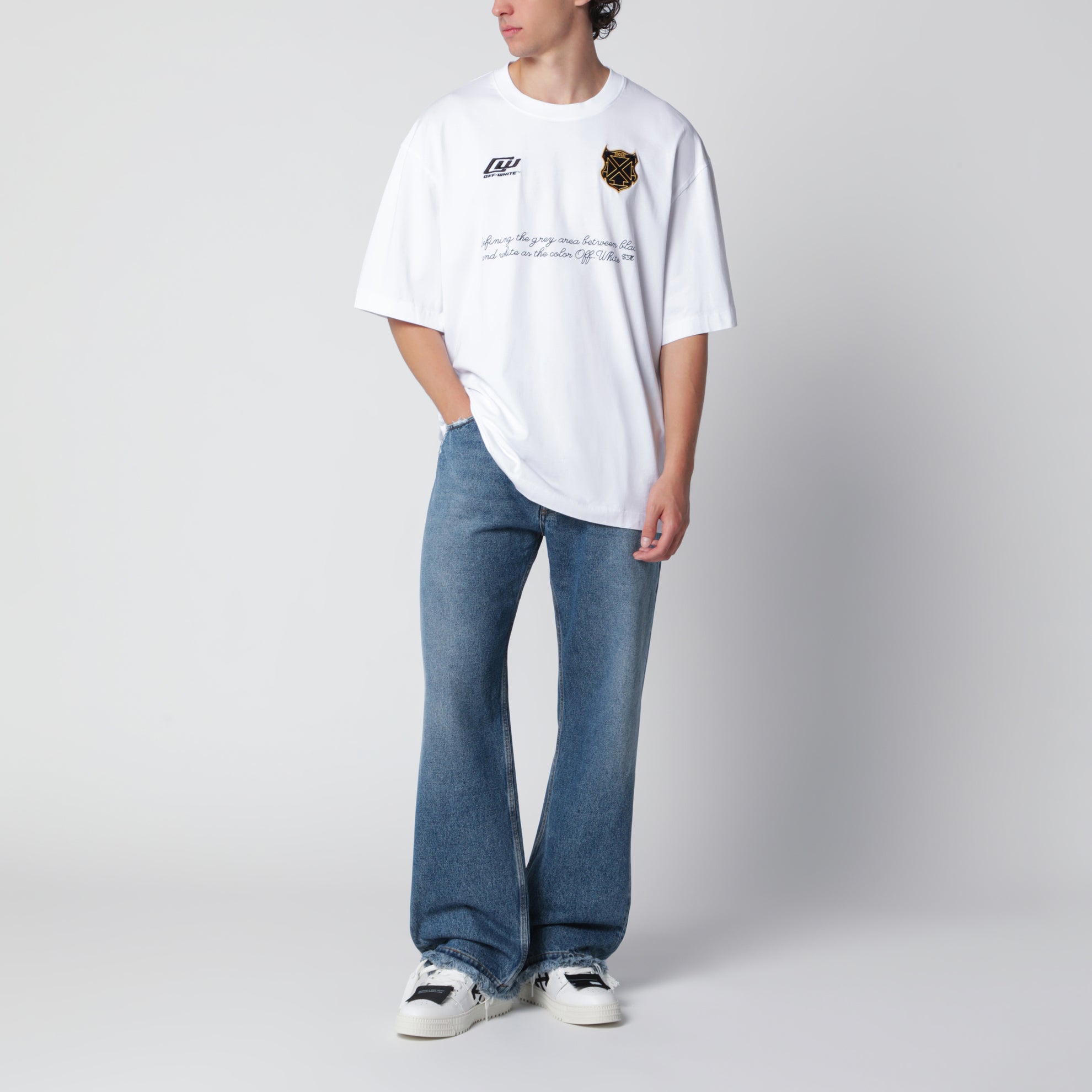 T-shirt bianca con stampe logo