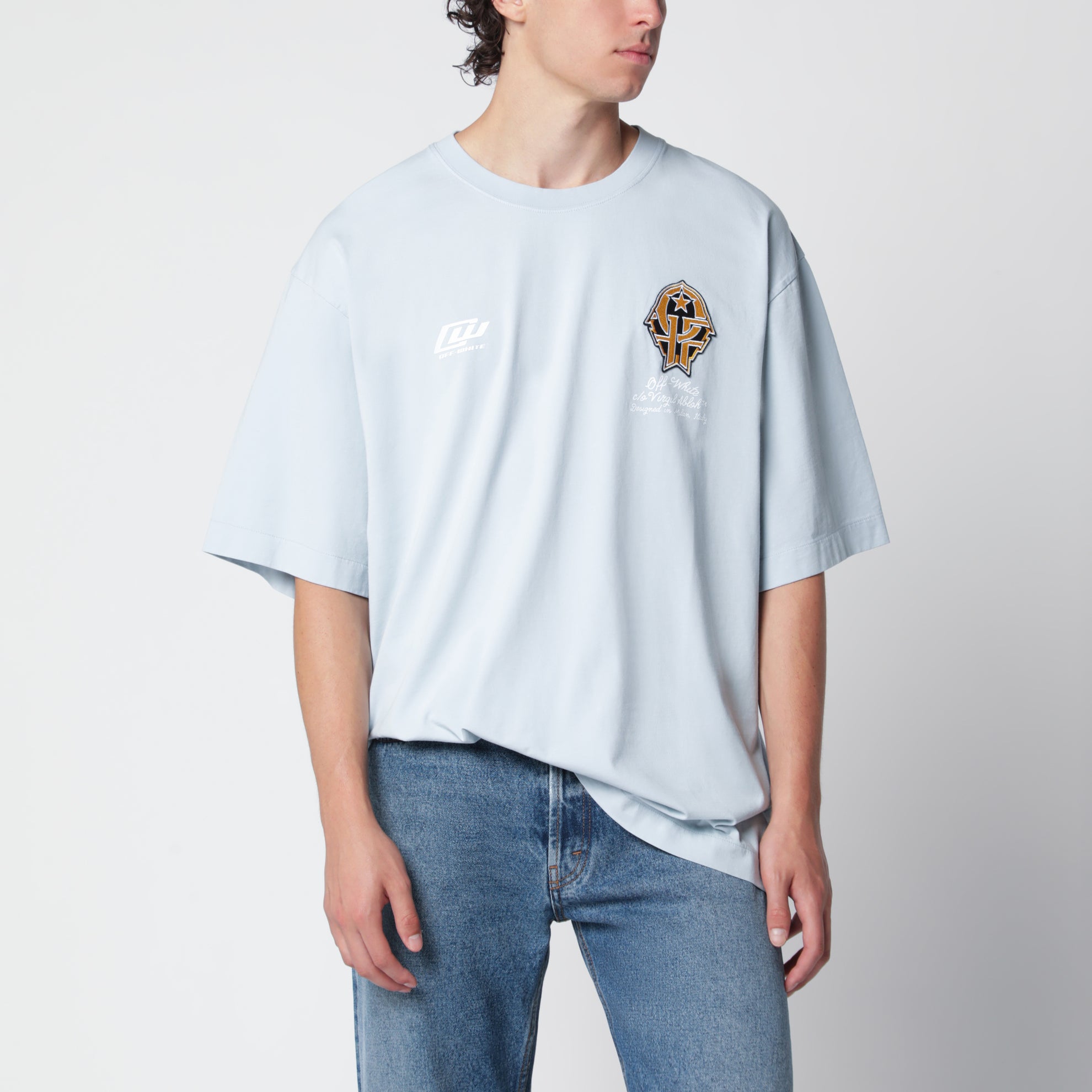 T-shirt celeste con stampe logo
