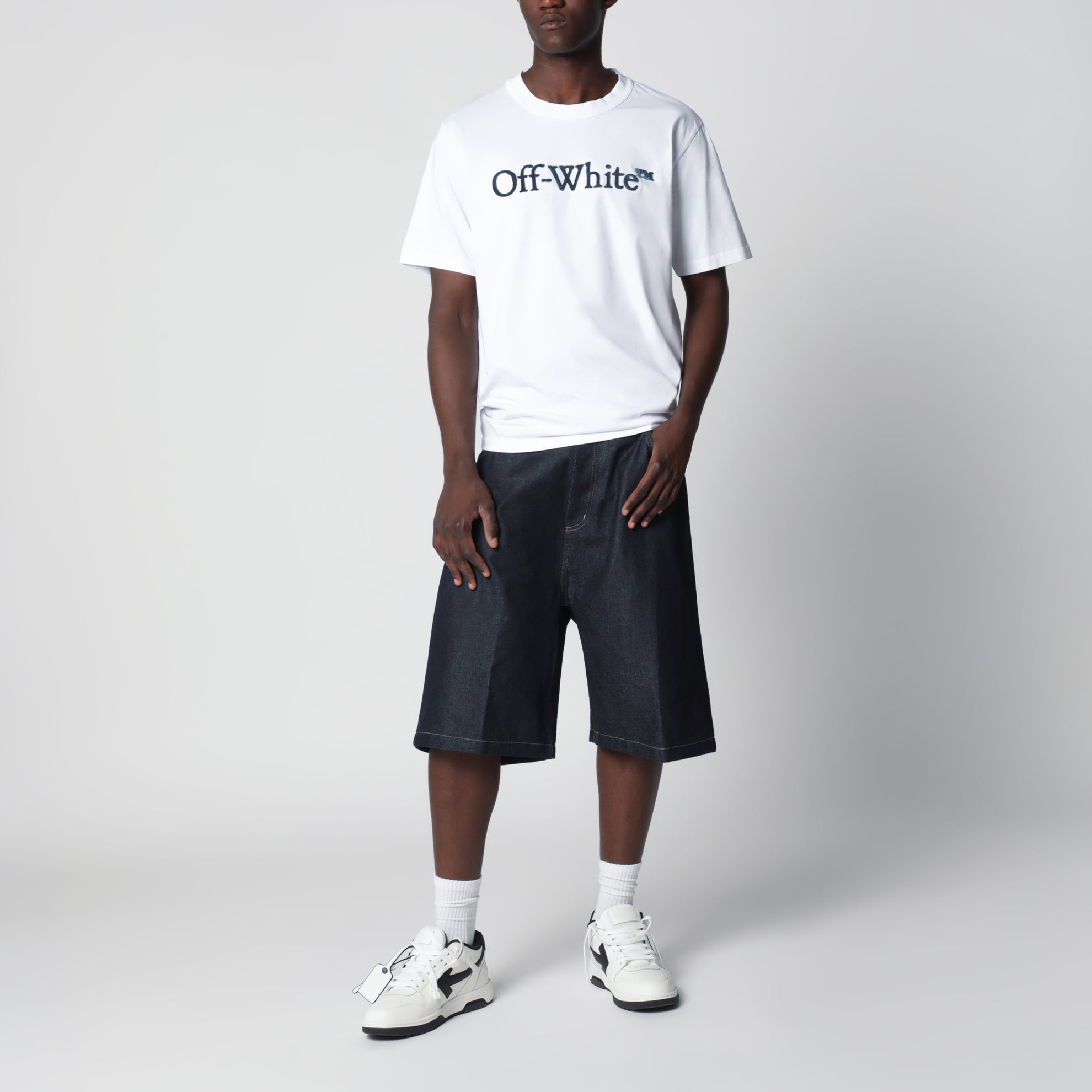 T-shirt bianca con ricamo logo