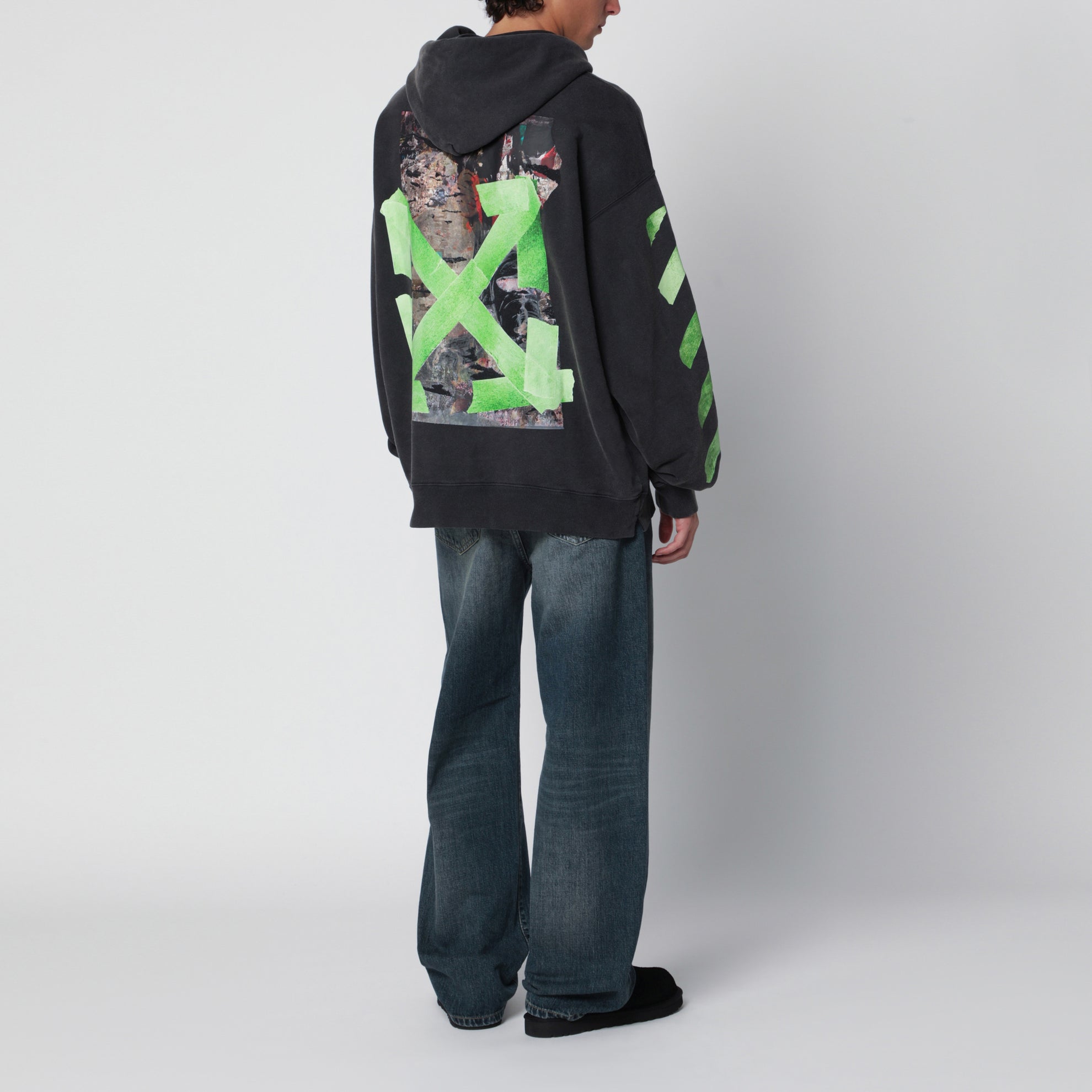 Verwaschenes schwarzes Sweatshirt mit Logo-Prints