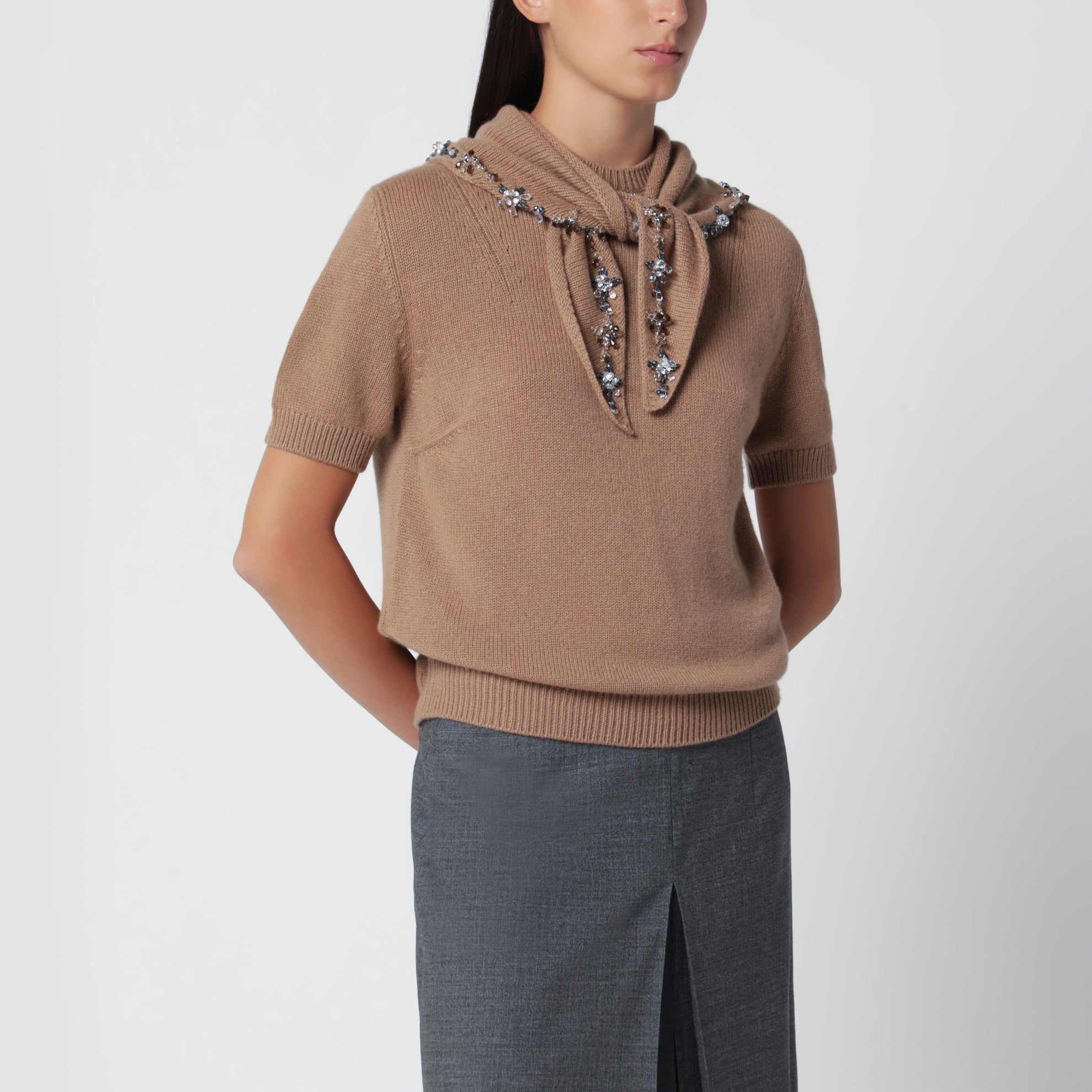 Maglia color cammello in cashmere con sciarpa gioiello