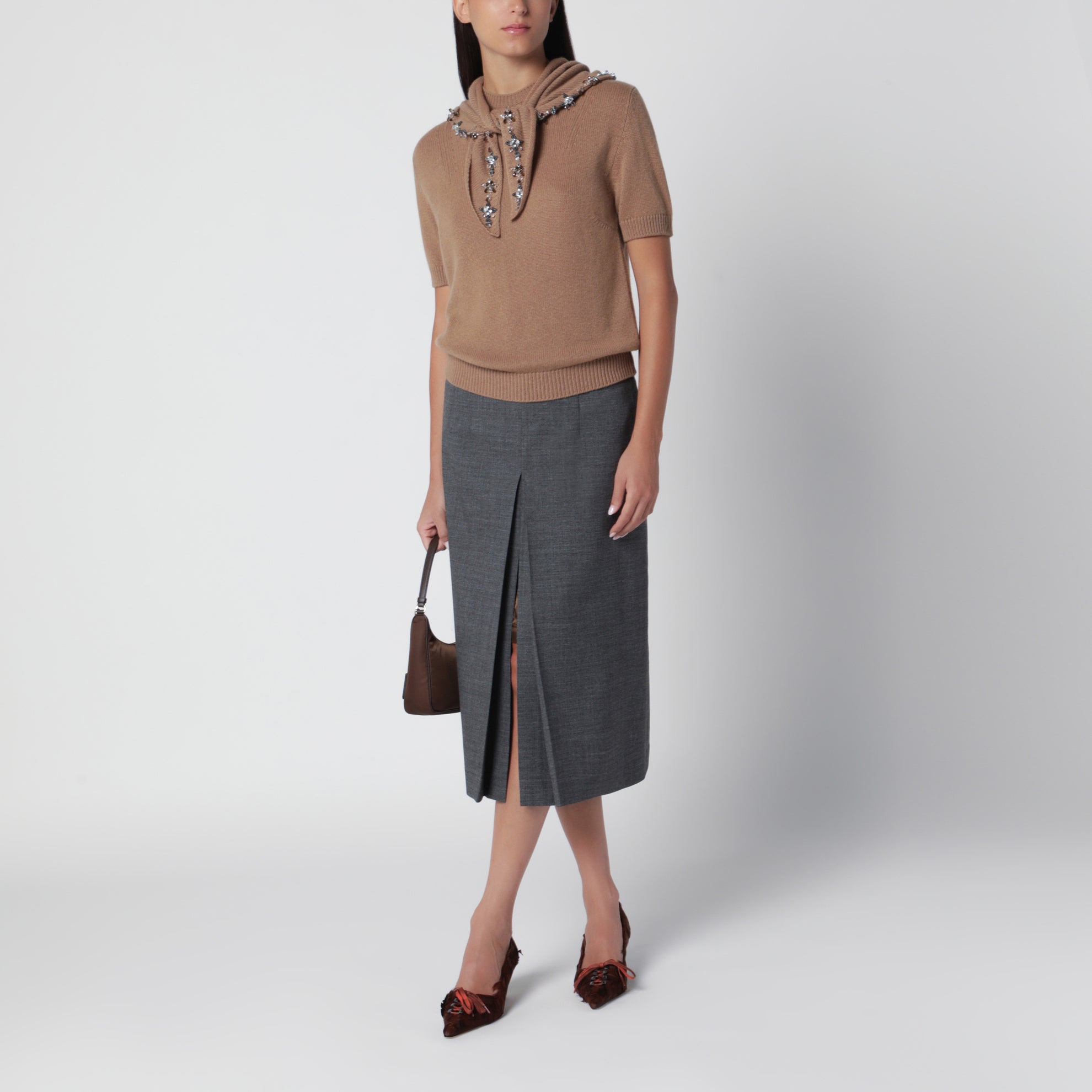Maglia color cammello in cashmere con sciarpa gioiello