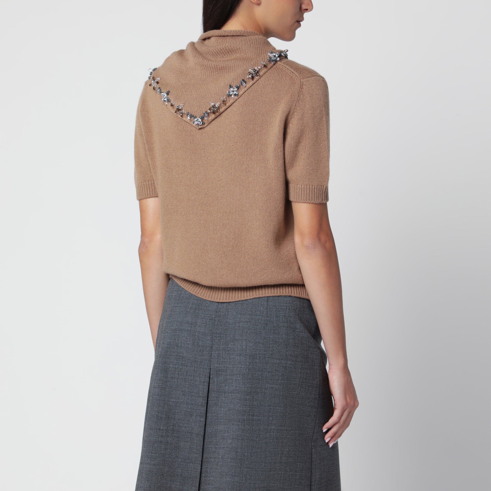 Maglia color cammello in cashmere con sciarpa gioiello