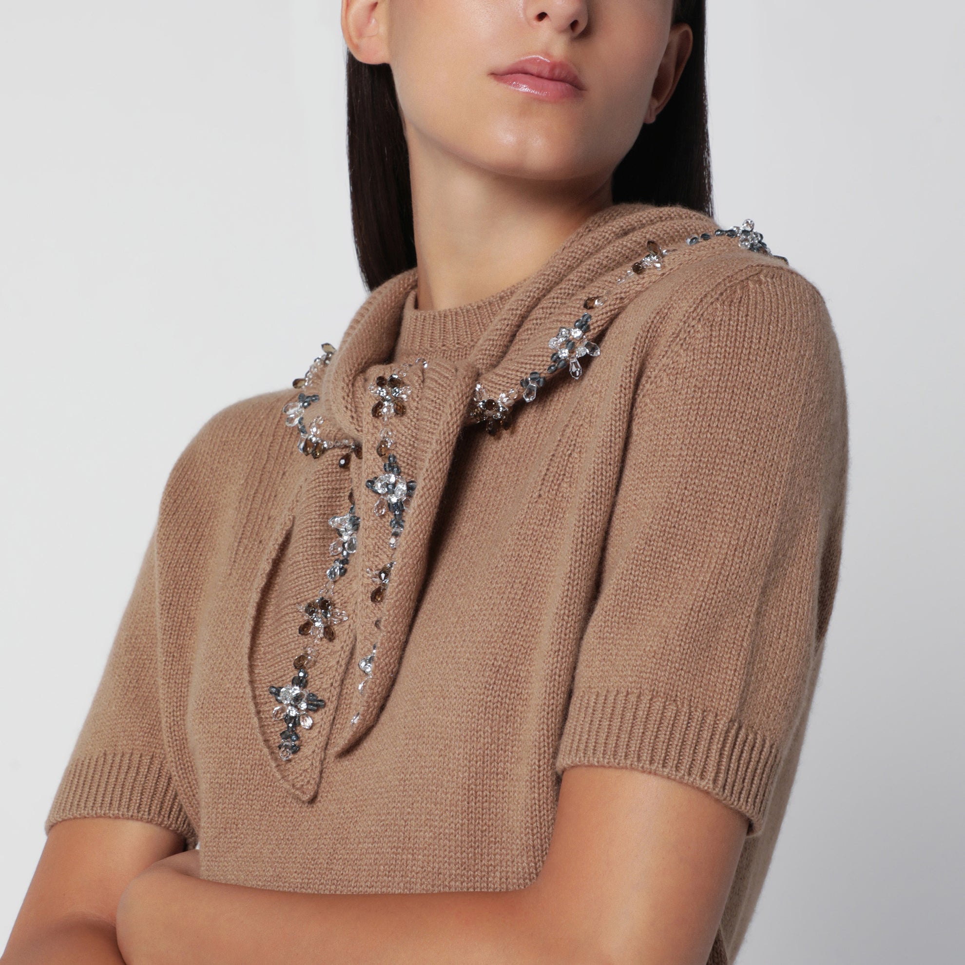 Maglia color cammello in cashmere con sciarpa gioiello