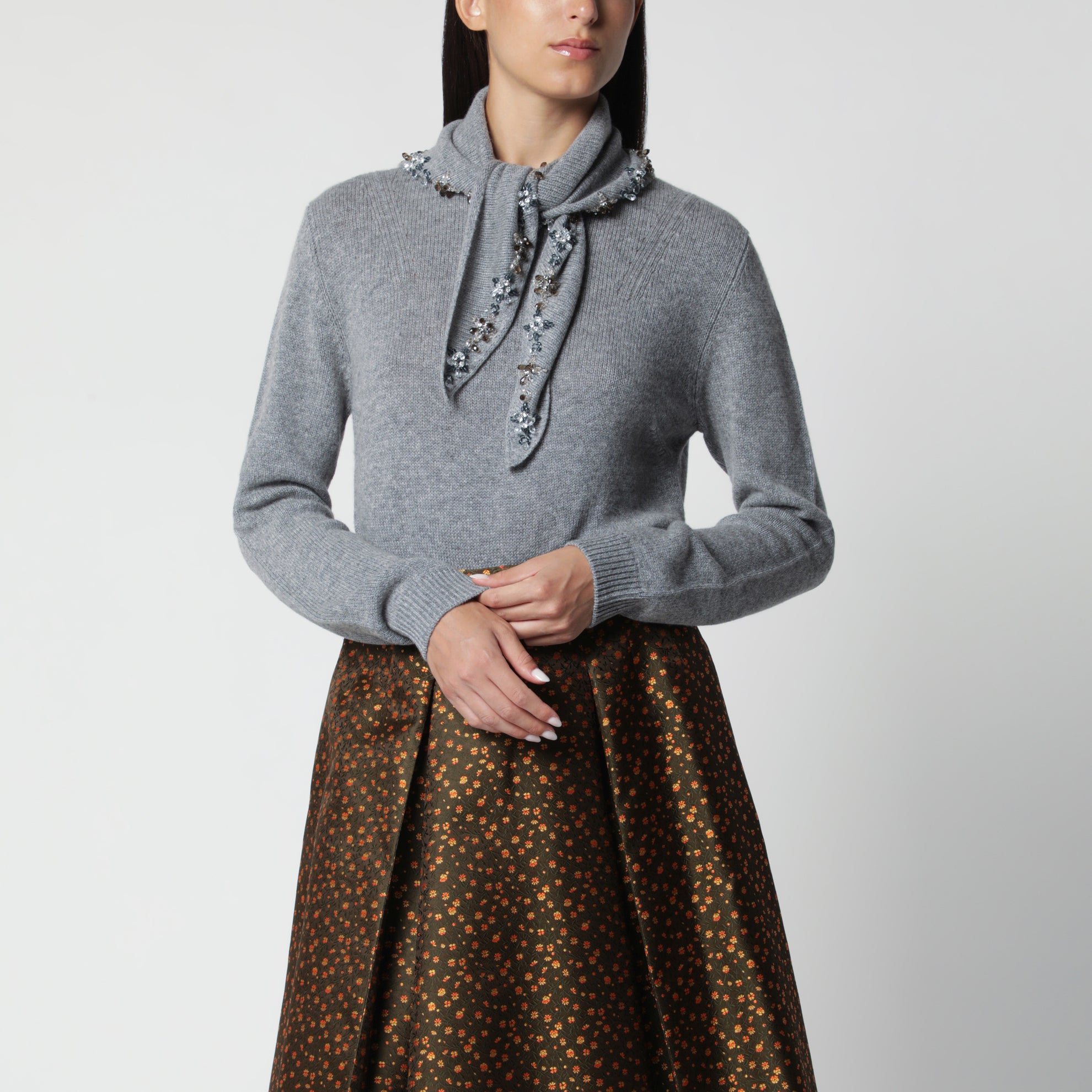 Grauer Kaschmirpullover mit Schmuckschal