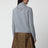 Grauer Kaschmirpullover mit Schmuckschal