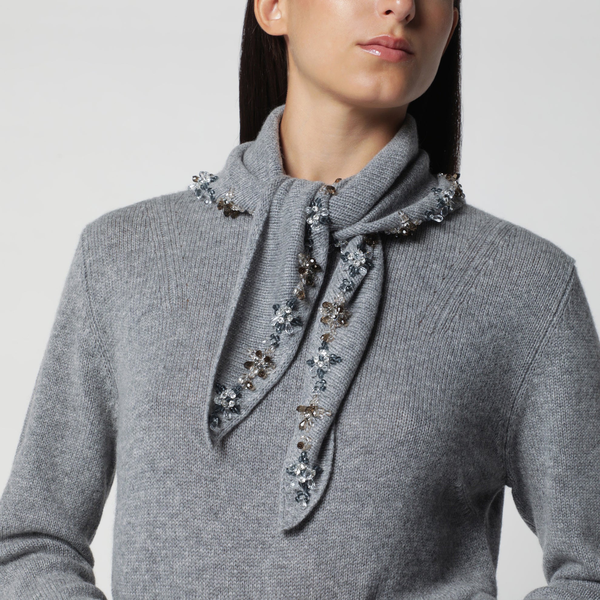 Grauer Kaschmirpullover mit Schmuckschal