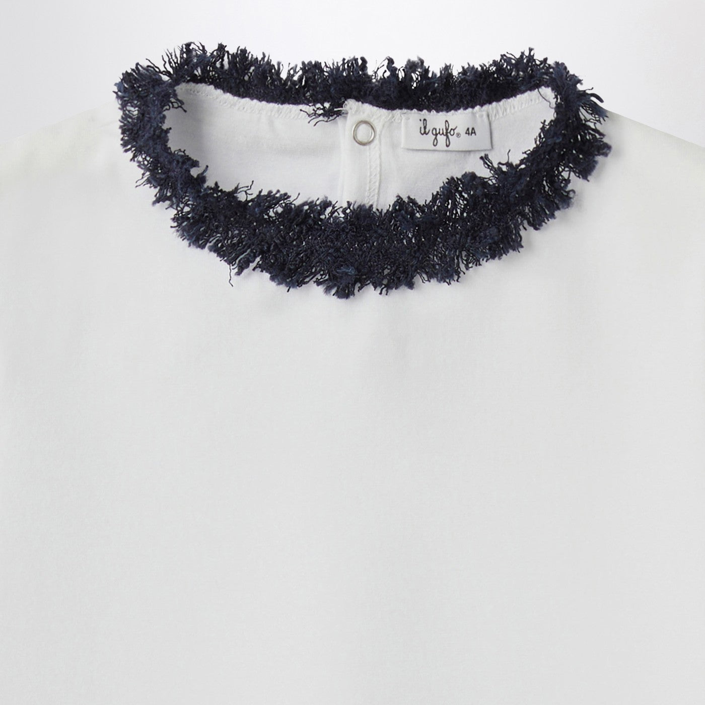 Weißes T-Shirt mit ausgefranstem Ausschnitt