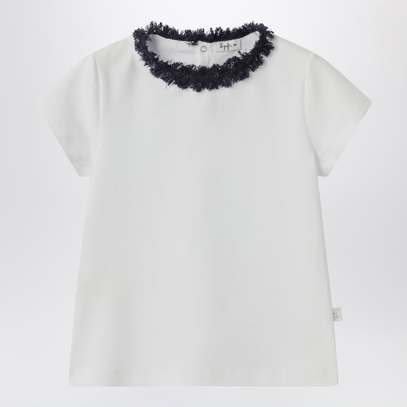 Weißes T-Shirt mit ausgefranstem Ausschnitt
