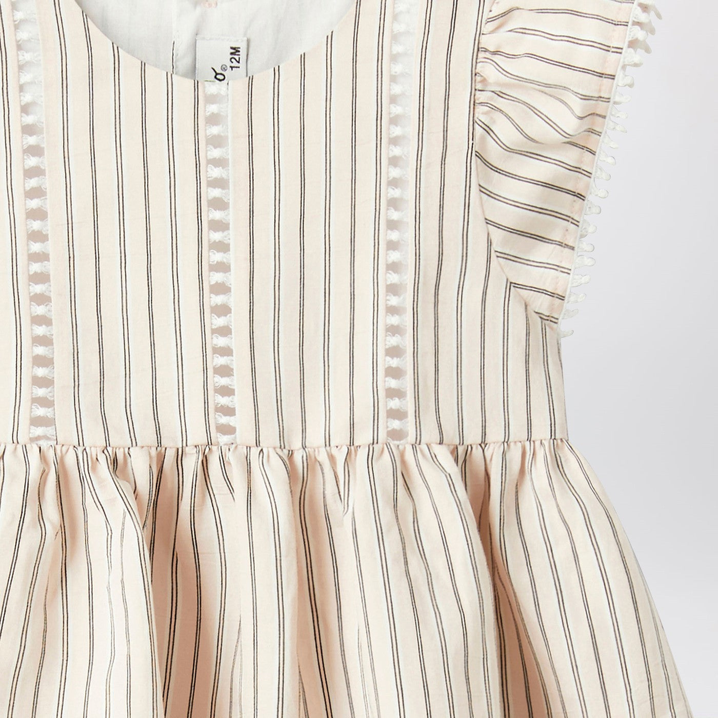 Kleid mit Rüschen und feinen Streifen