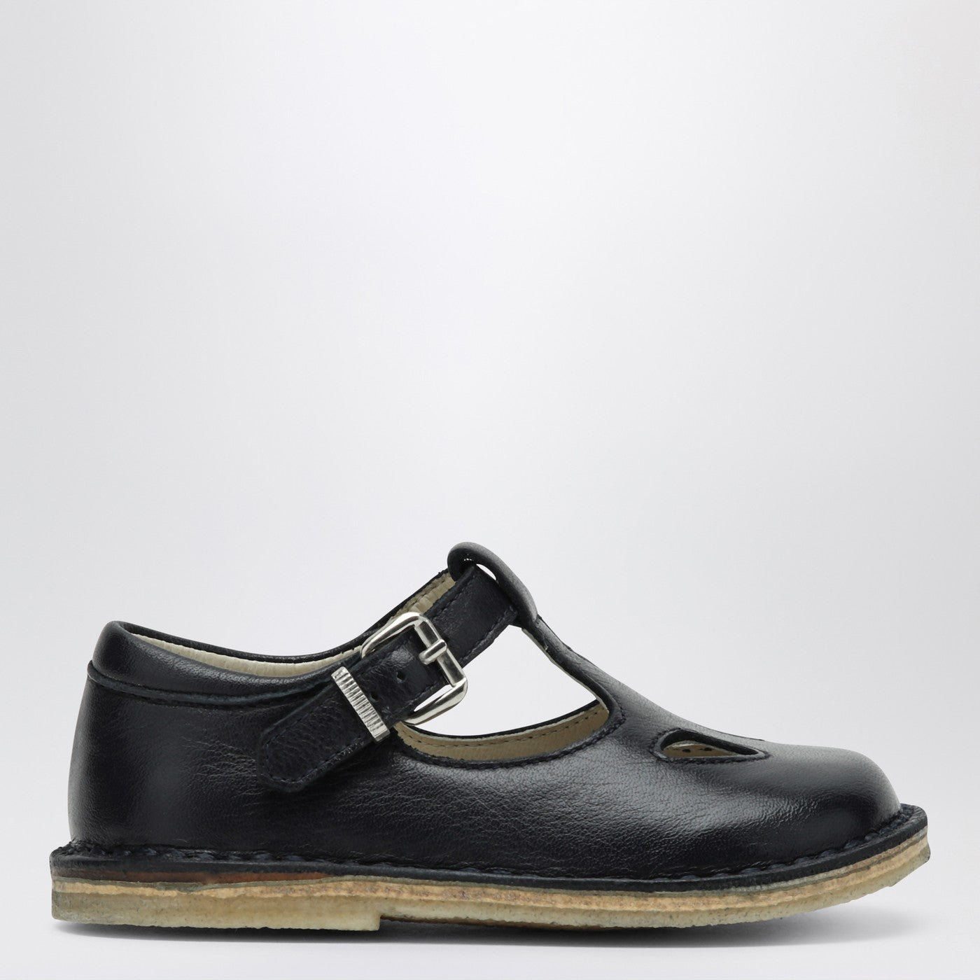 Sandal with blue eyelets in leather