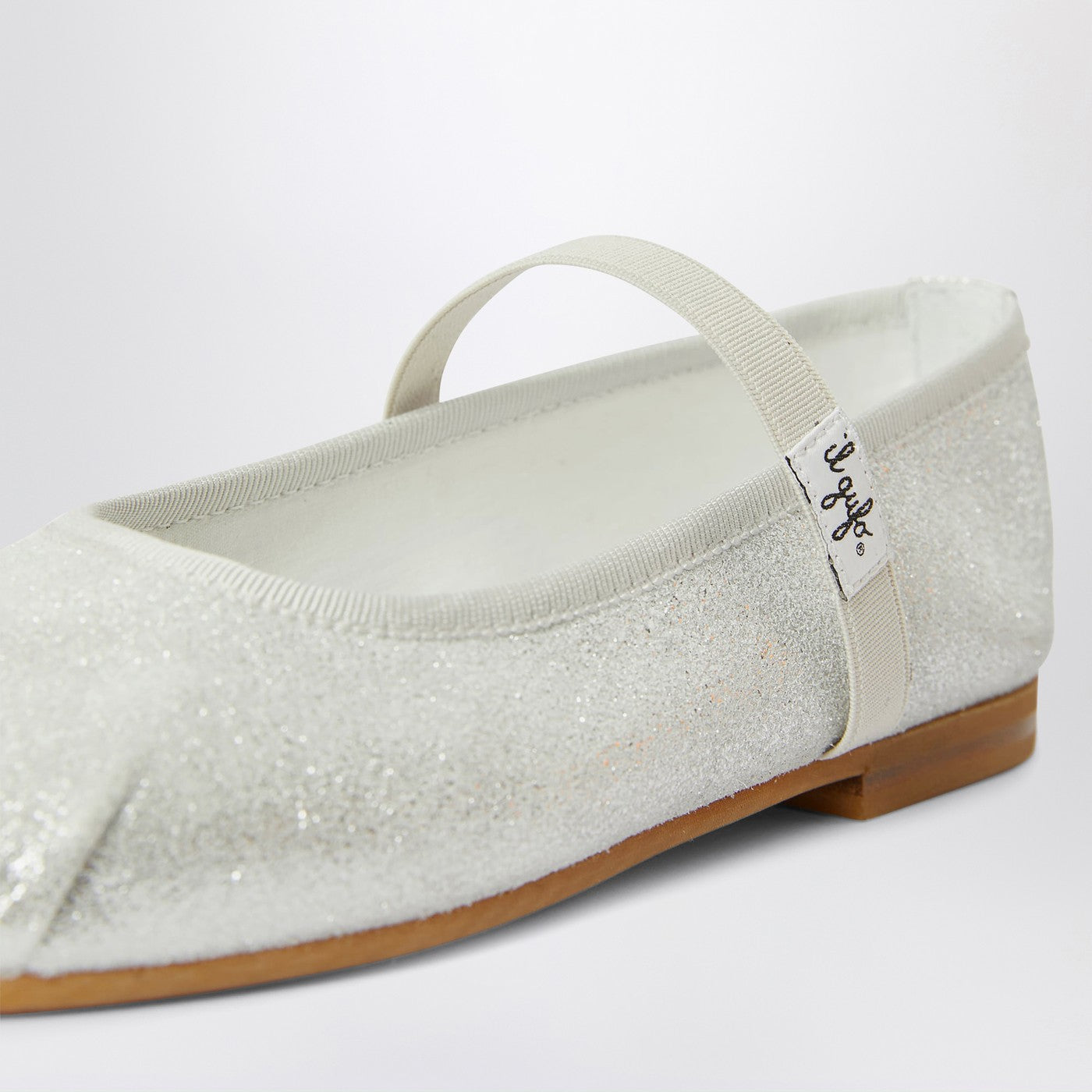 Silberne Ballerinas mit elastischem Riemen