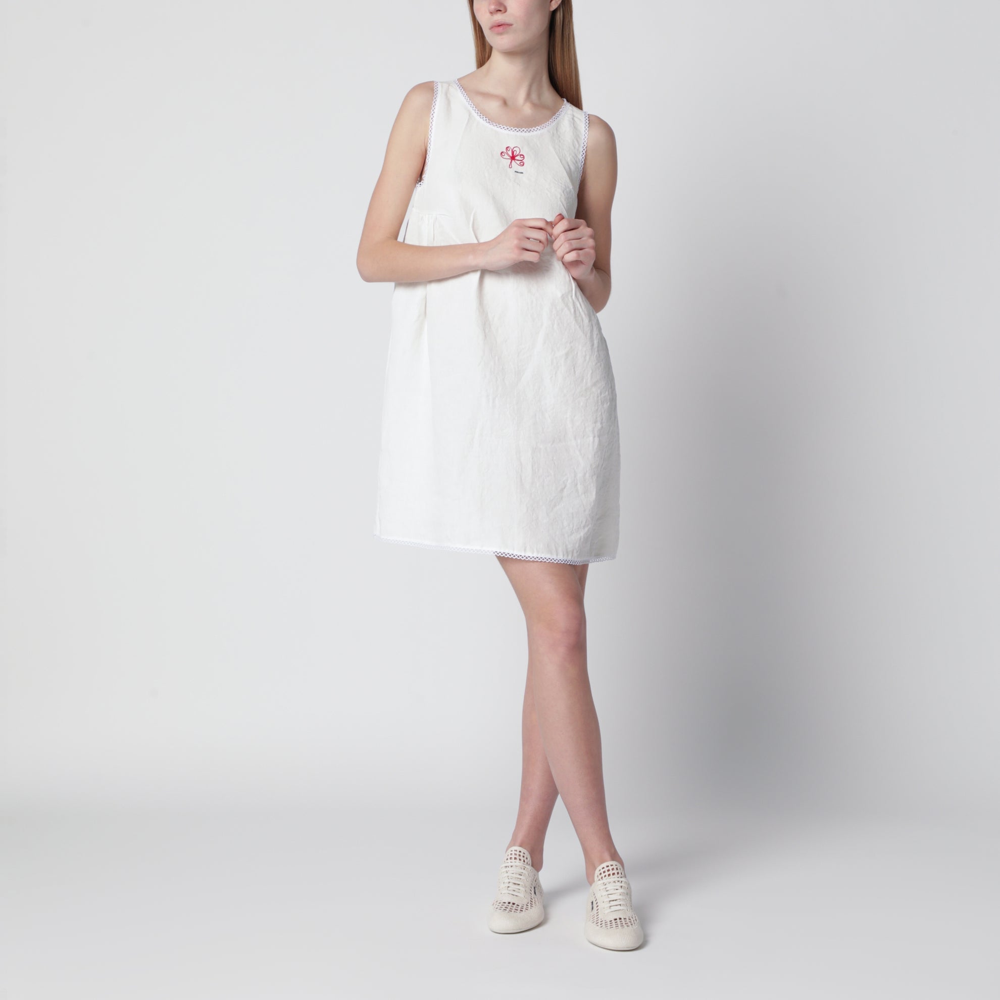 Short embroidered dress in white slub canvas
