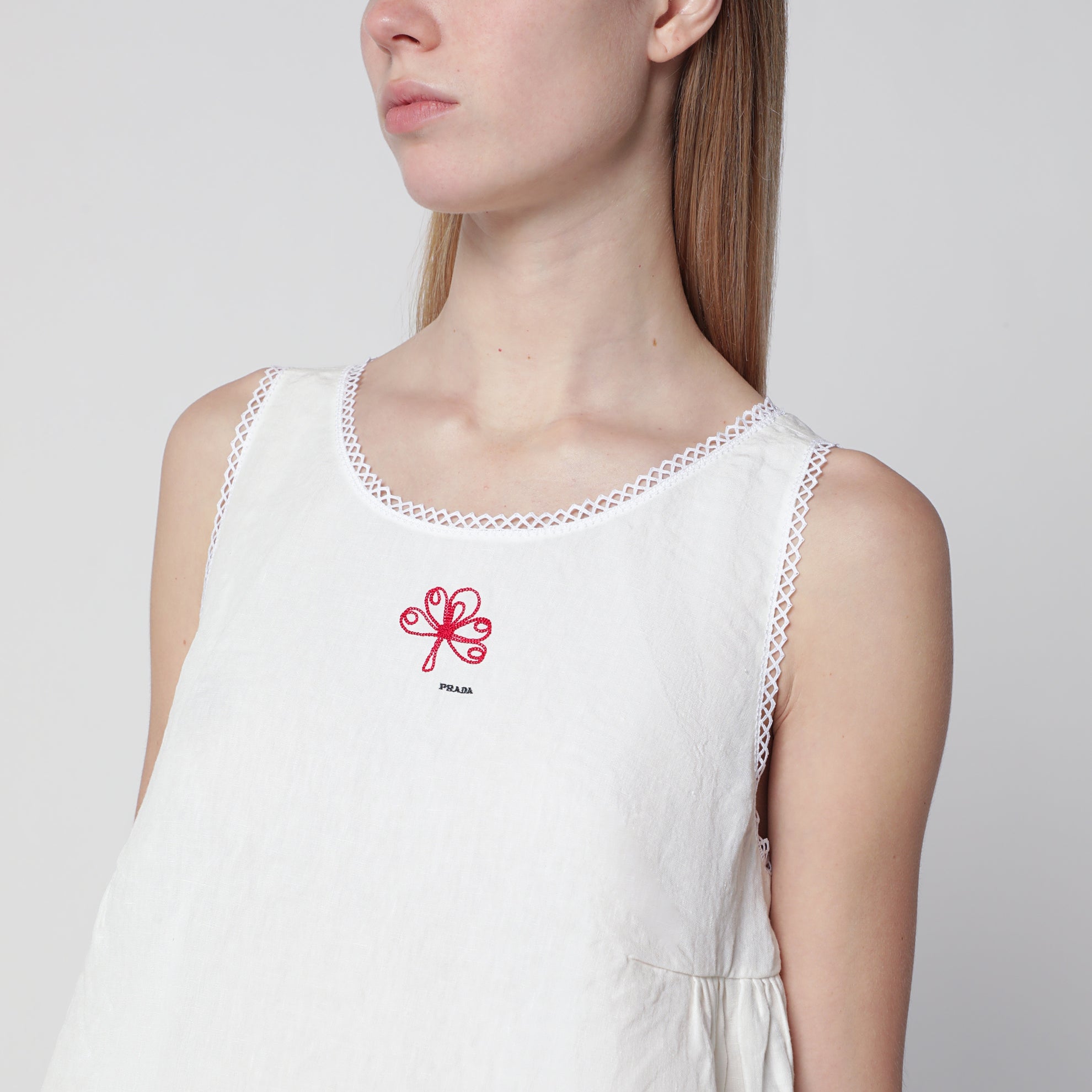 Short embroidered dress in white slub canvas