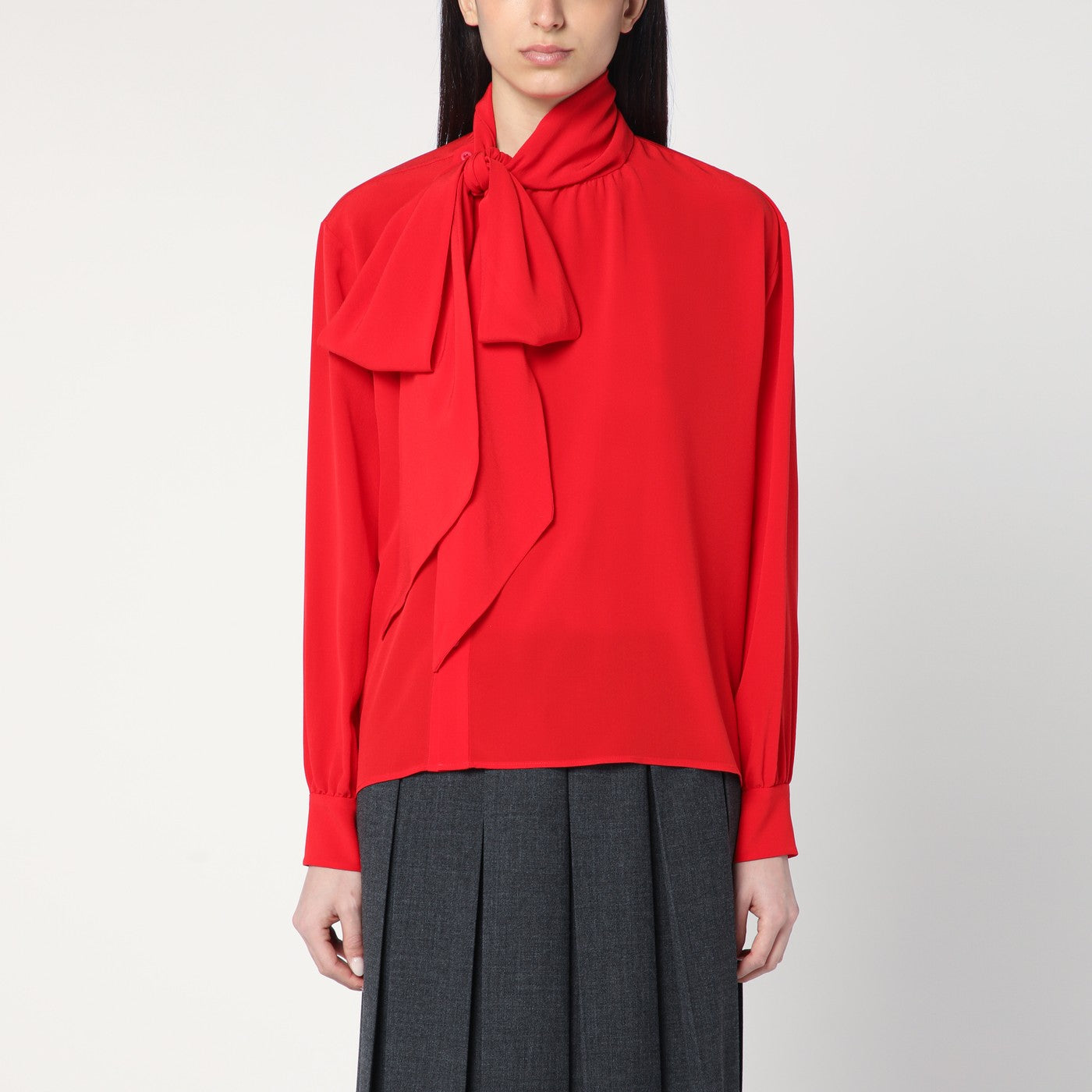 Blusa rossa in seta con sciarpa