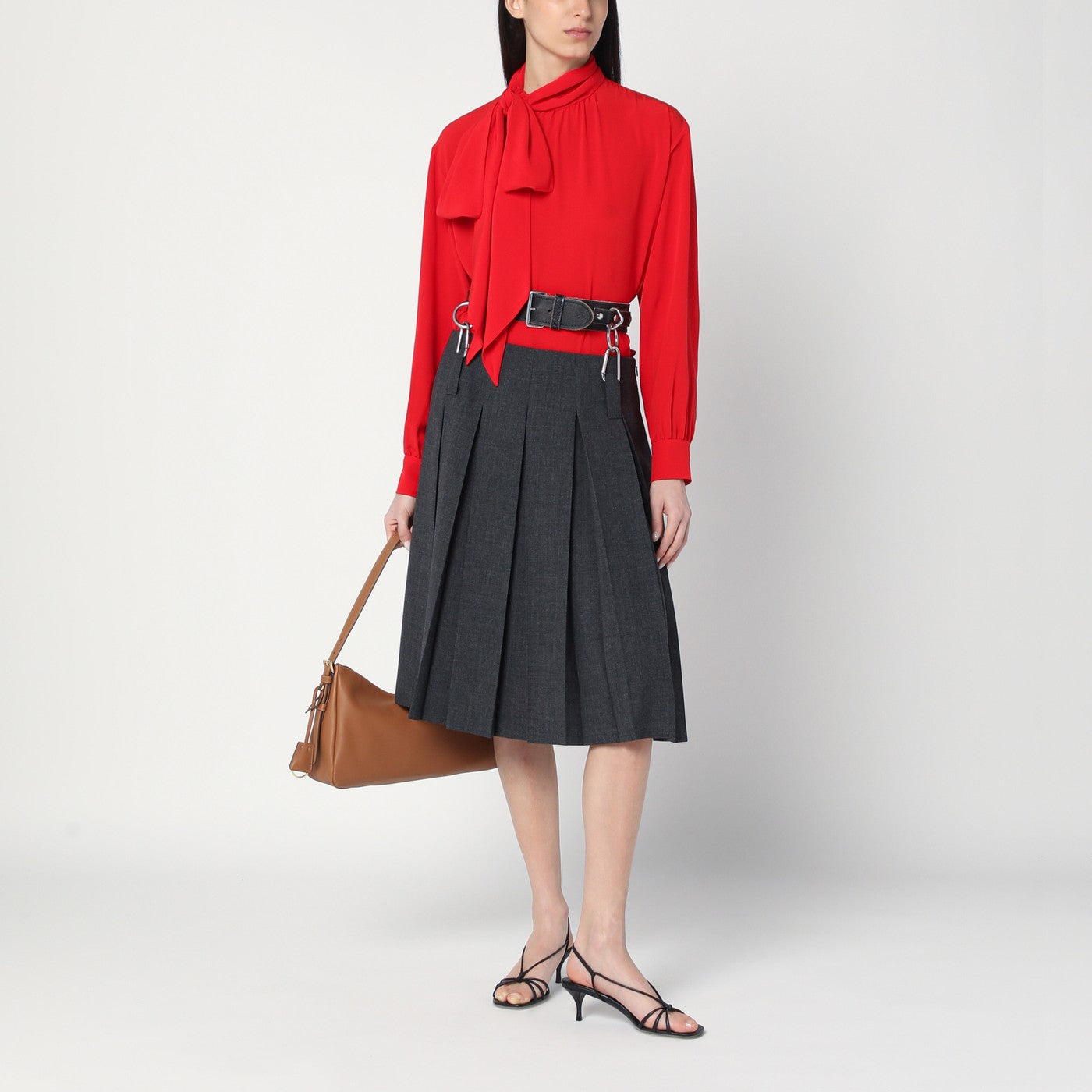 Blusa rossa in seta con sciarpa