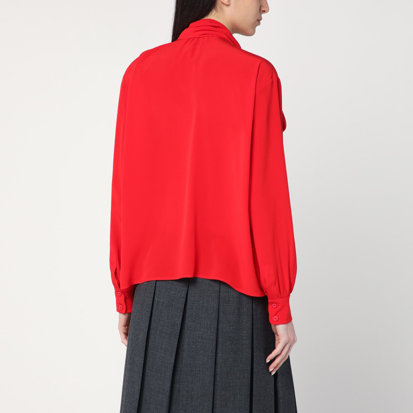 Blusa rossa in seta con sciarpa
