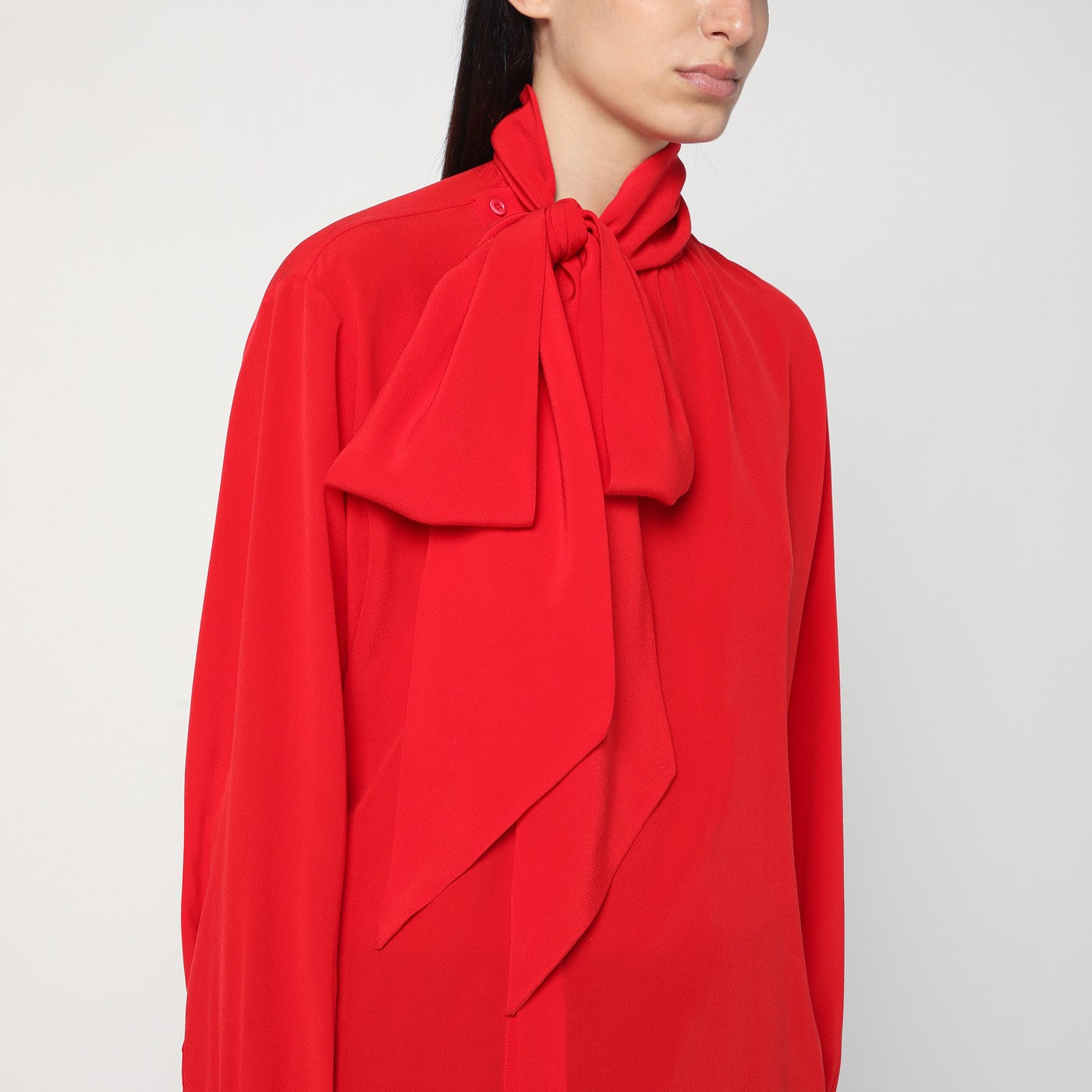 Blusa rossa in seta con sciarpa