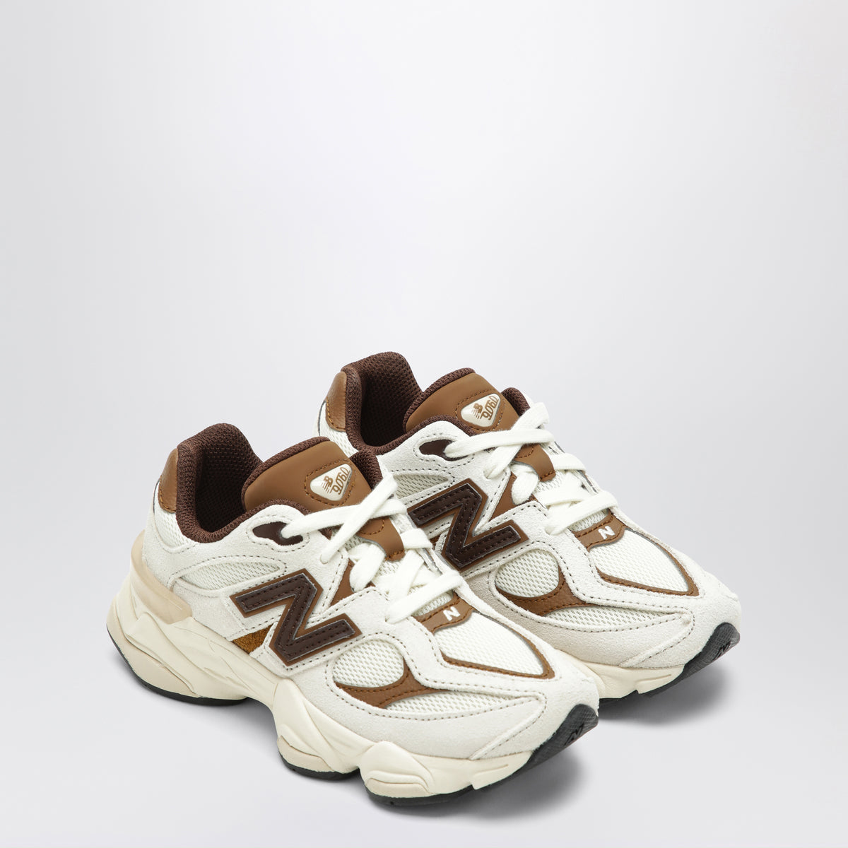9060 beigefarbene Schuhe aus Mesh und Wildleder