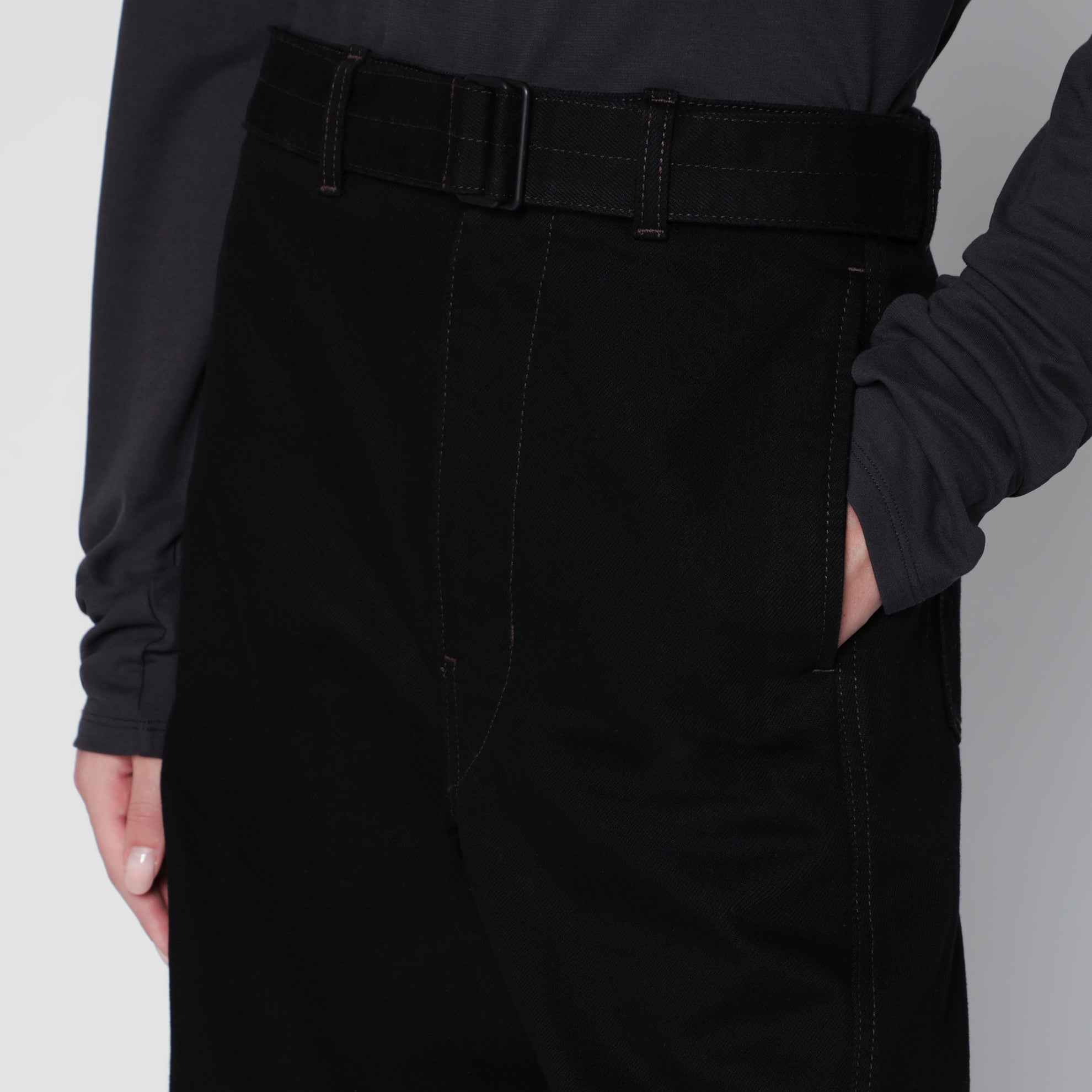 Schwarze Baumwollhose mit Gürtel