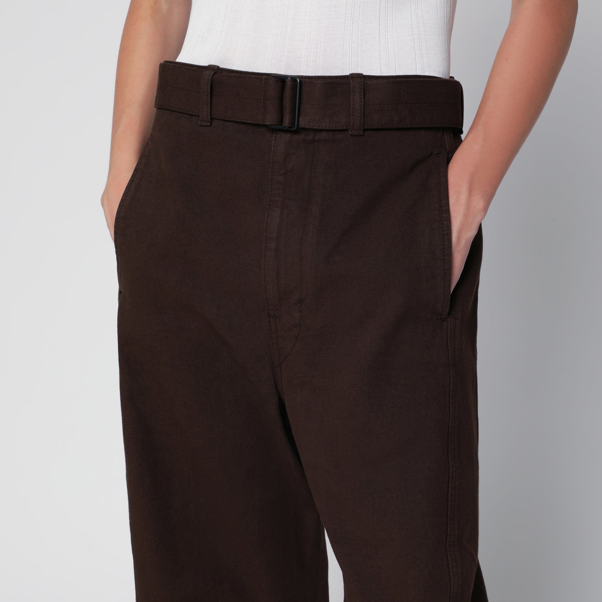 Braune Baumwollhose mit Gürtel