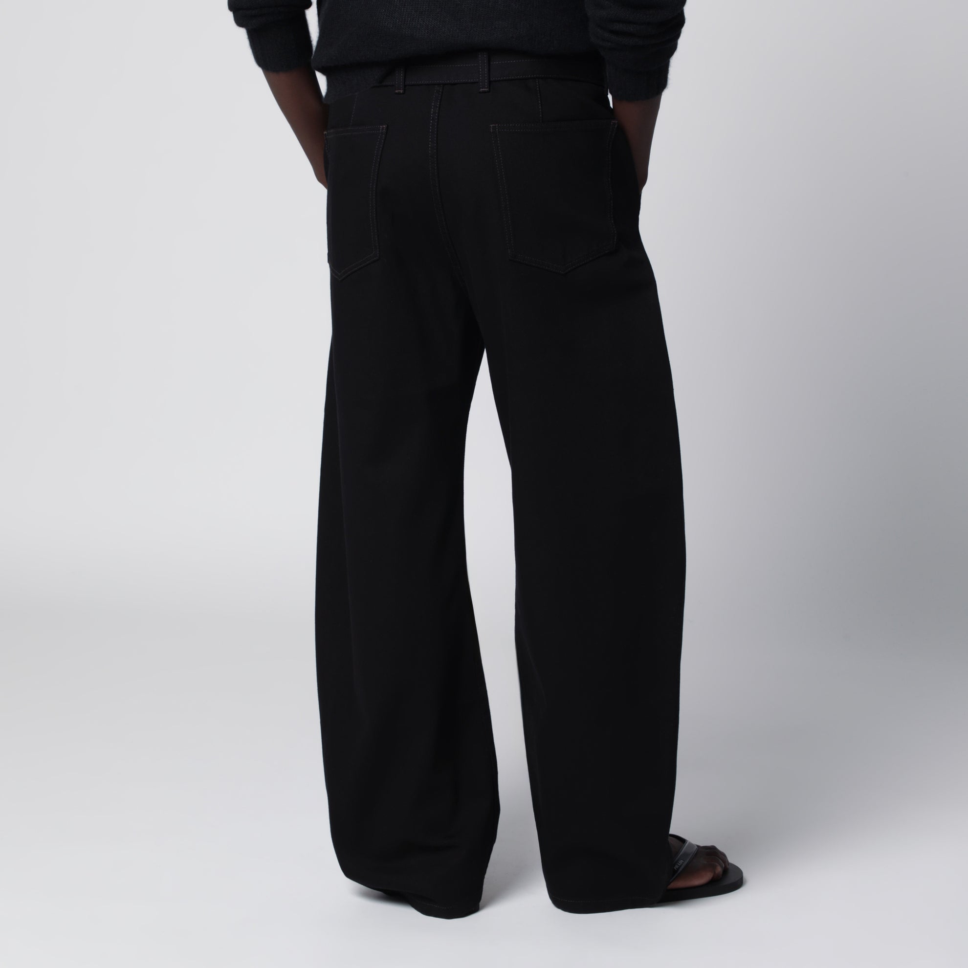 Schwarze Baumwollhose mit Gürtel