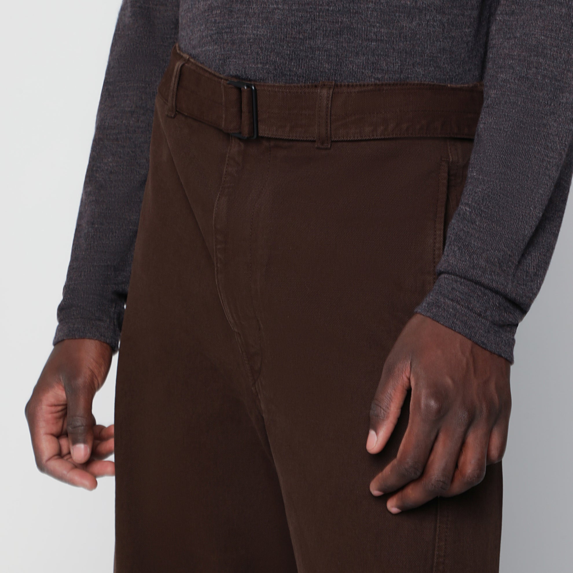 Braune Baumwollhose mit Gürtel