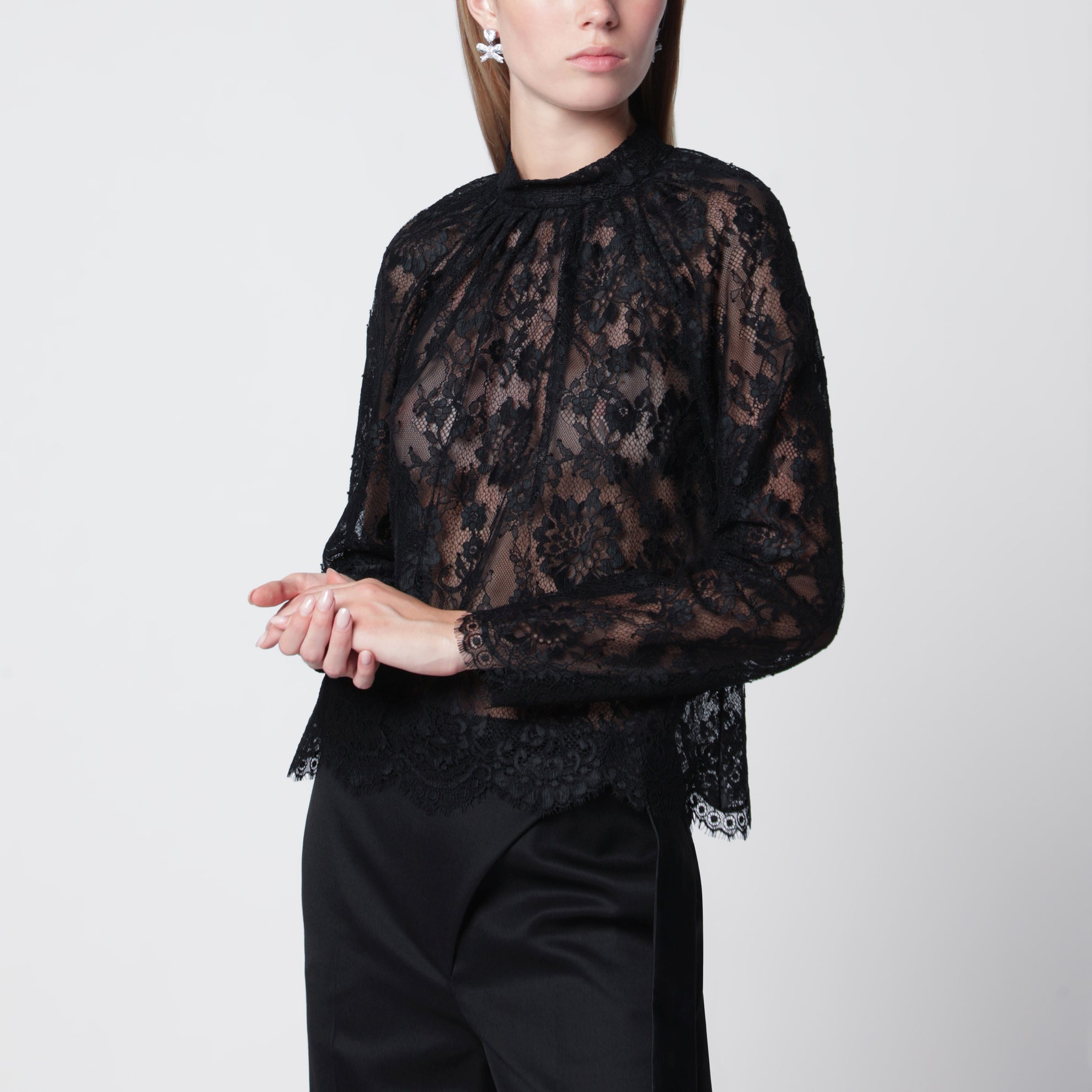 Camicetta in pizzo nera con scollo alto