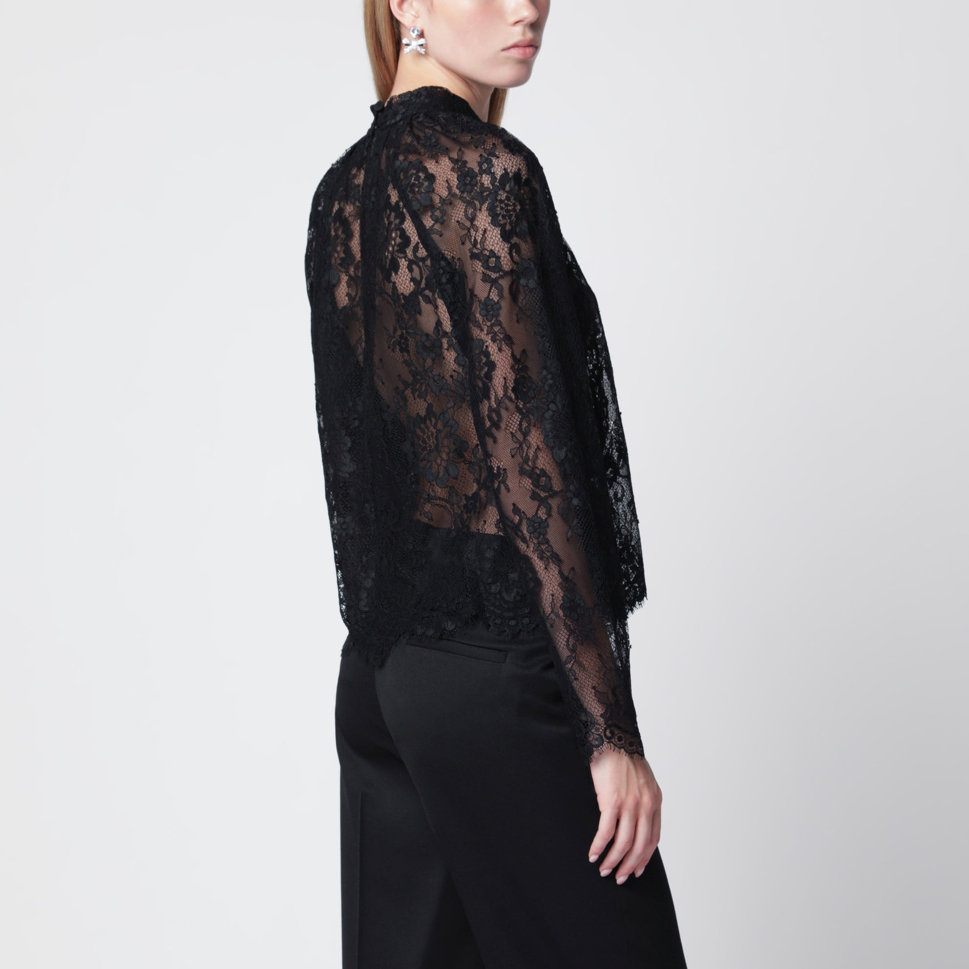 Camicetta in pizzo nera con scollo alto