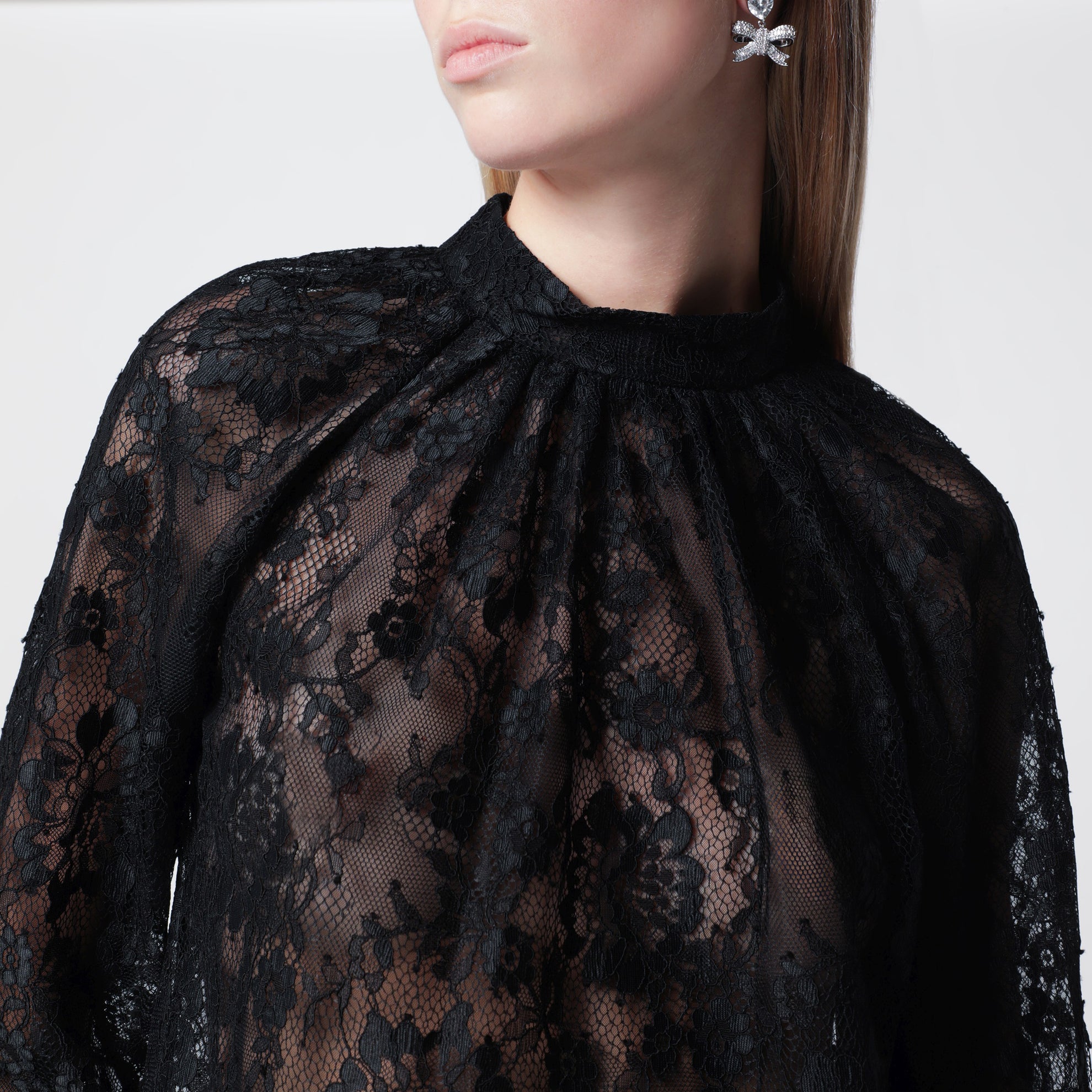 Camicetta in pizzo nera con scollo alto
