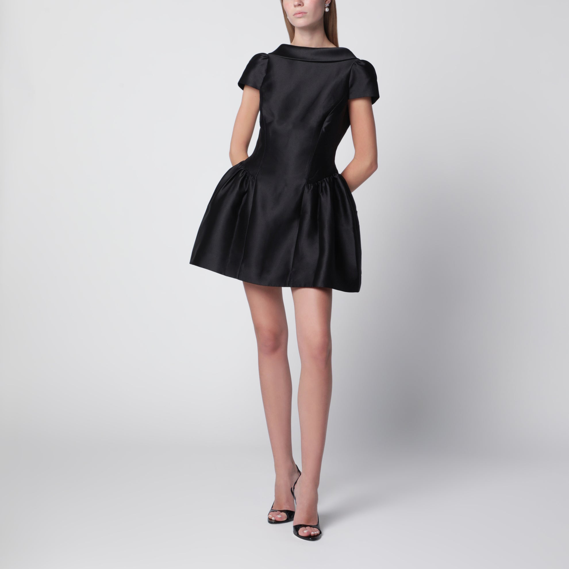 Mini-robe en taffetas à col noire