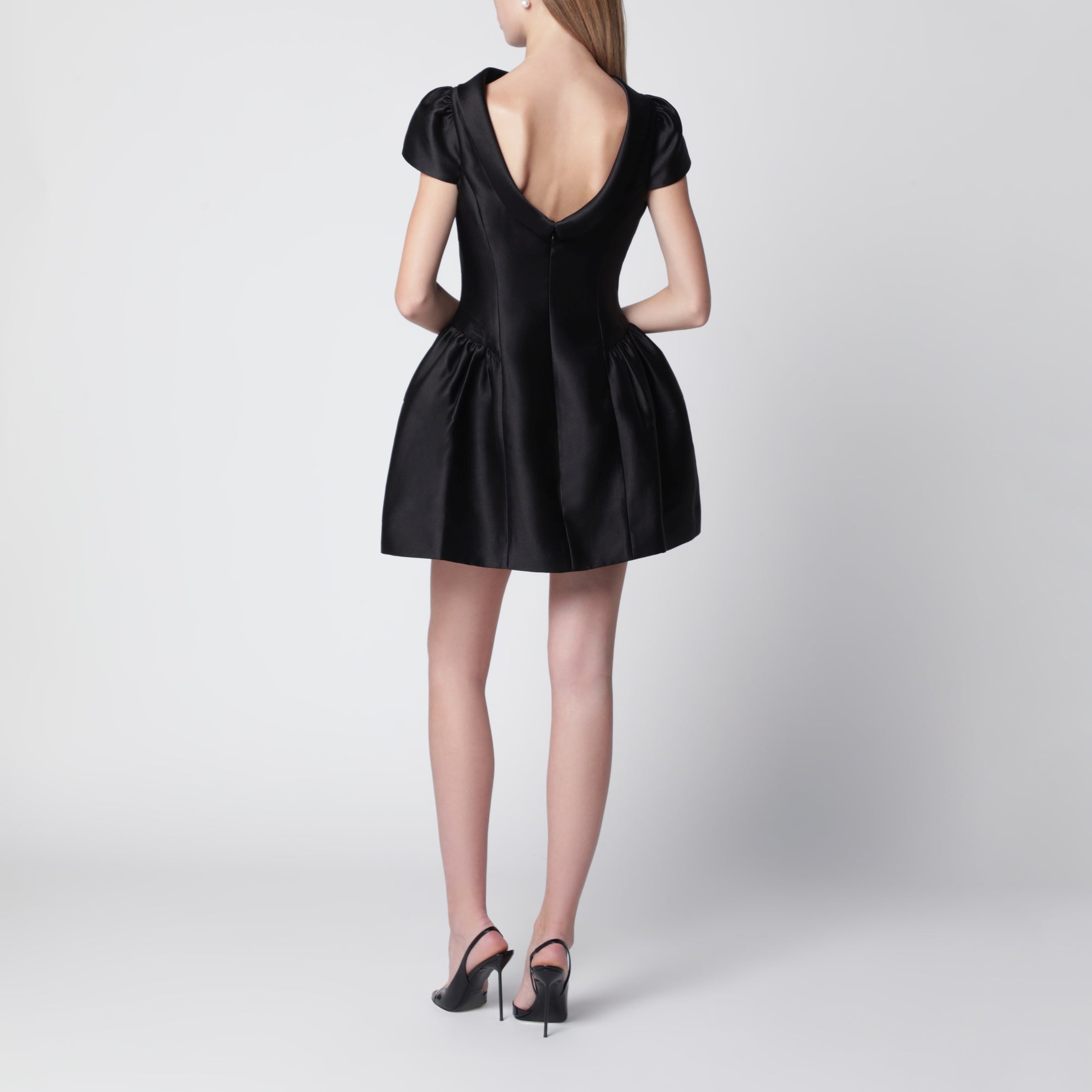 Mini-robe en taffetas à col noire