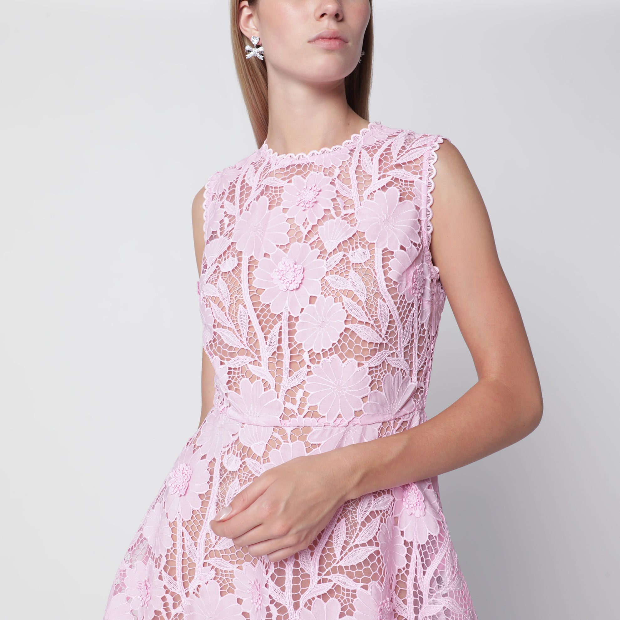 Mini-robe en dentelle florale rose